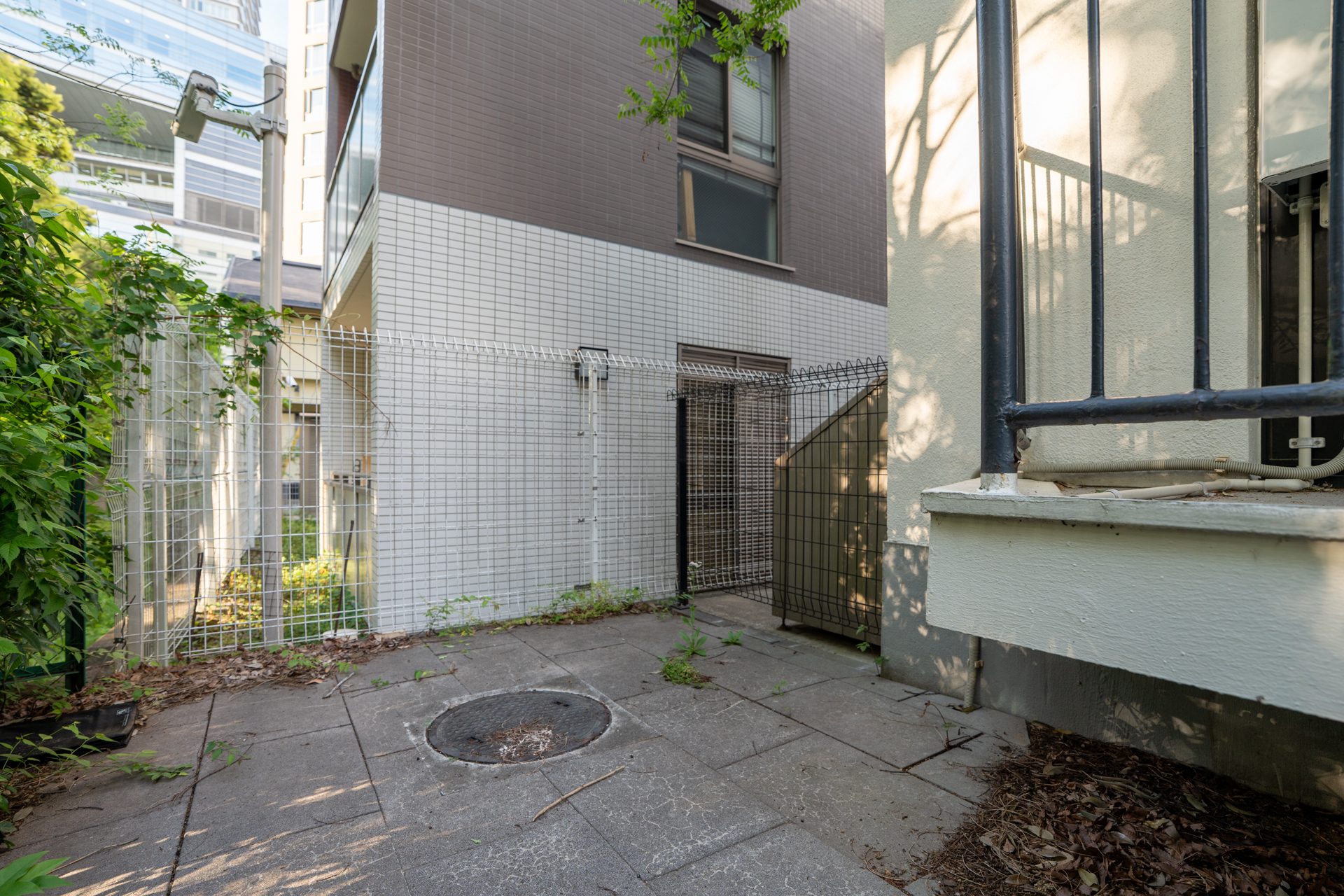 フェンスがあり外からの侵入不可