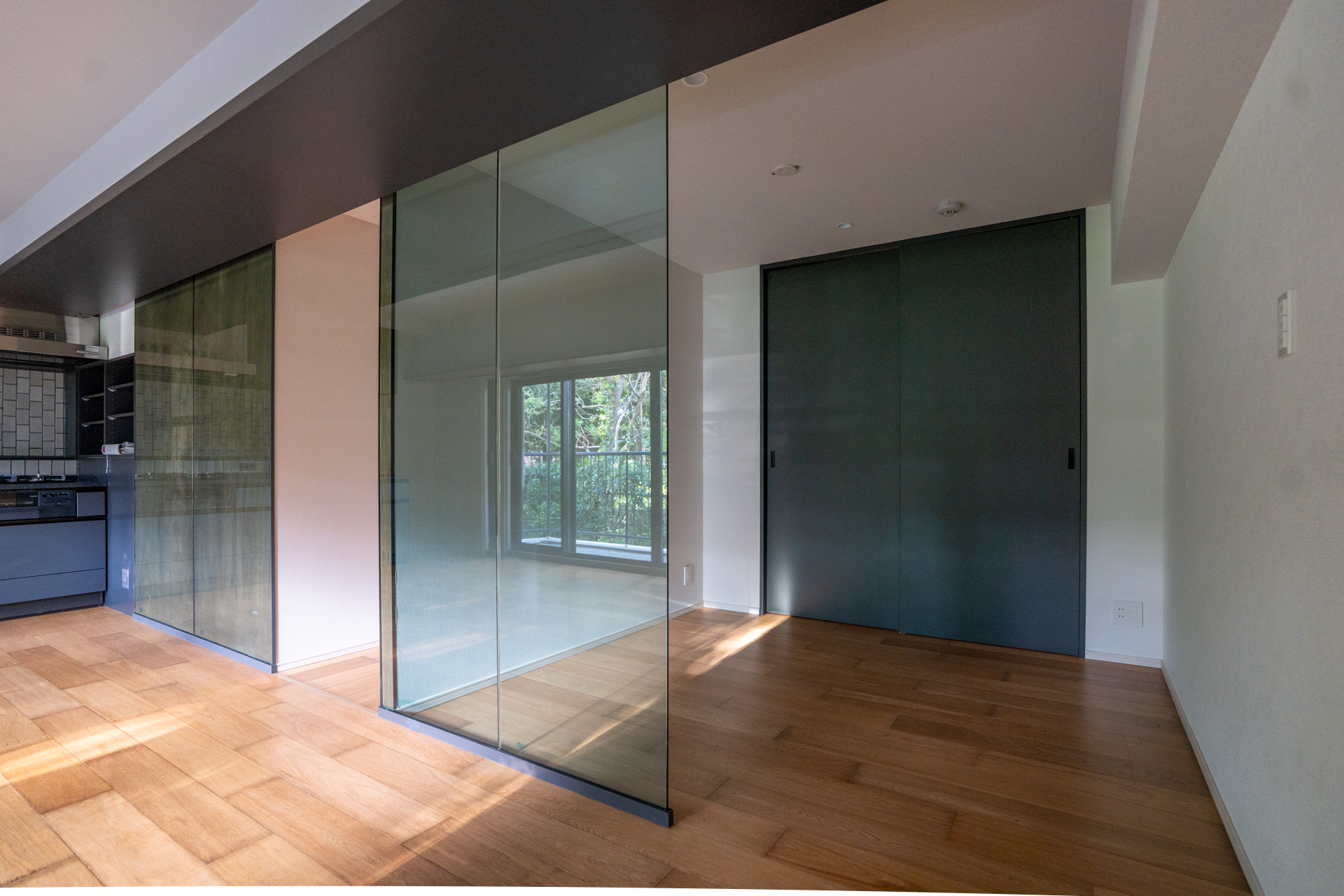 ガラス壁に映る緑