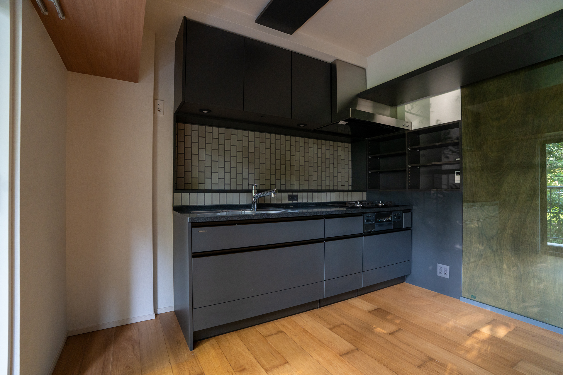 キッチンは三口コンロ