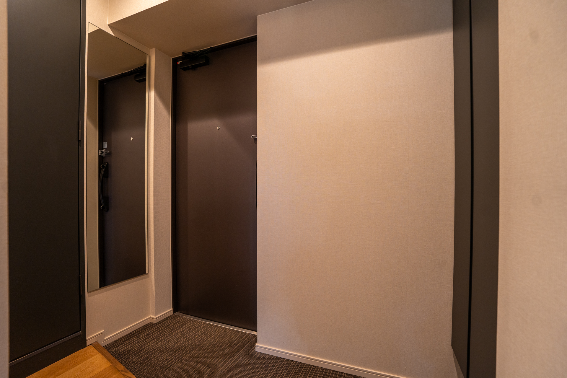 玄関横に姿見とトイレ