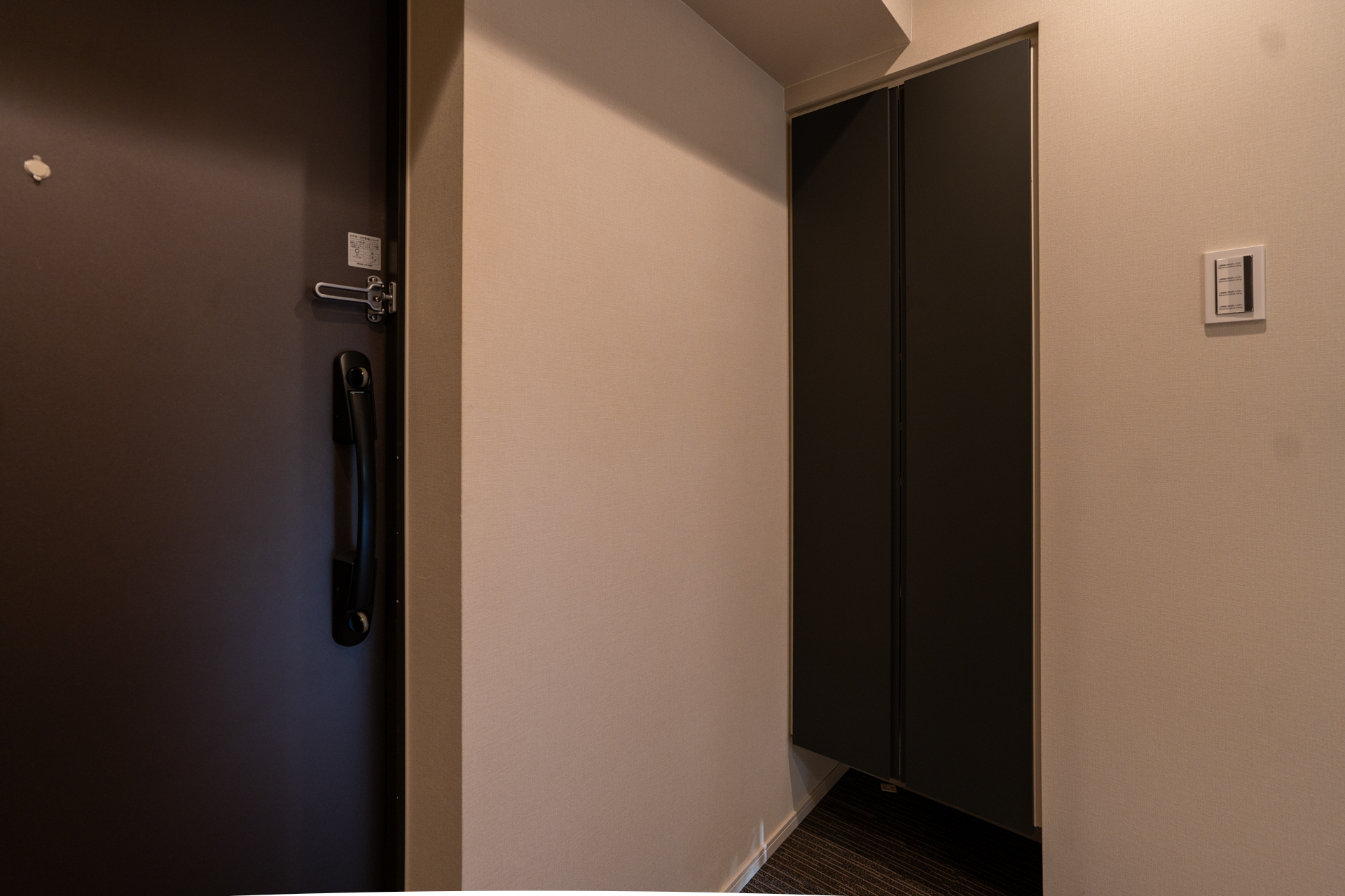 姿見の反対側に下駄箱