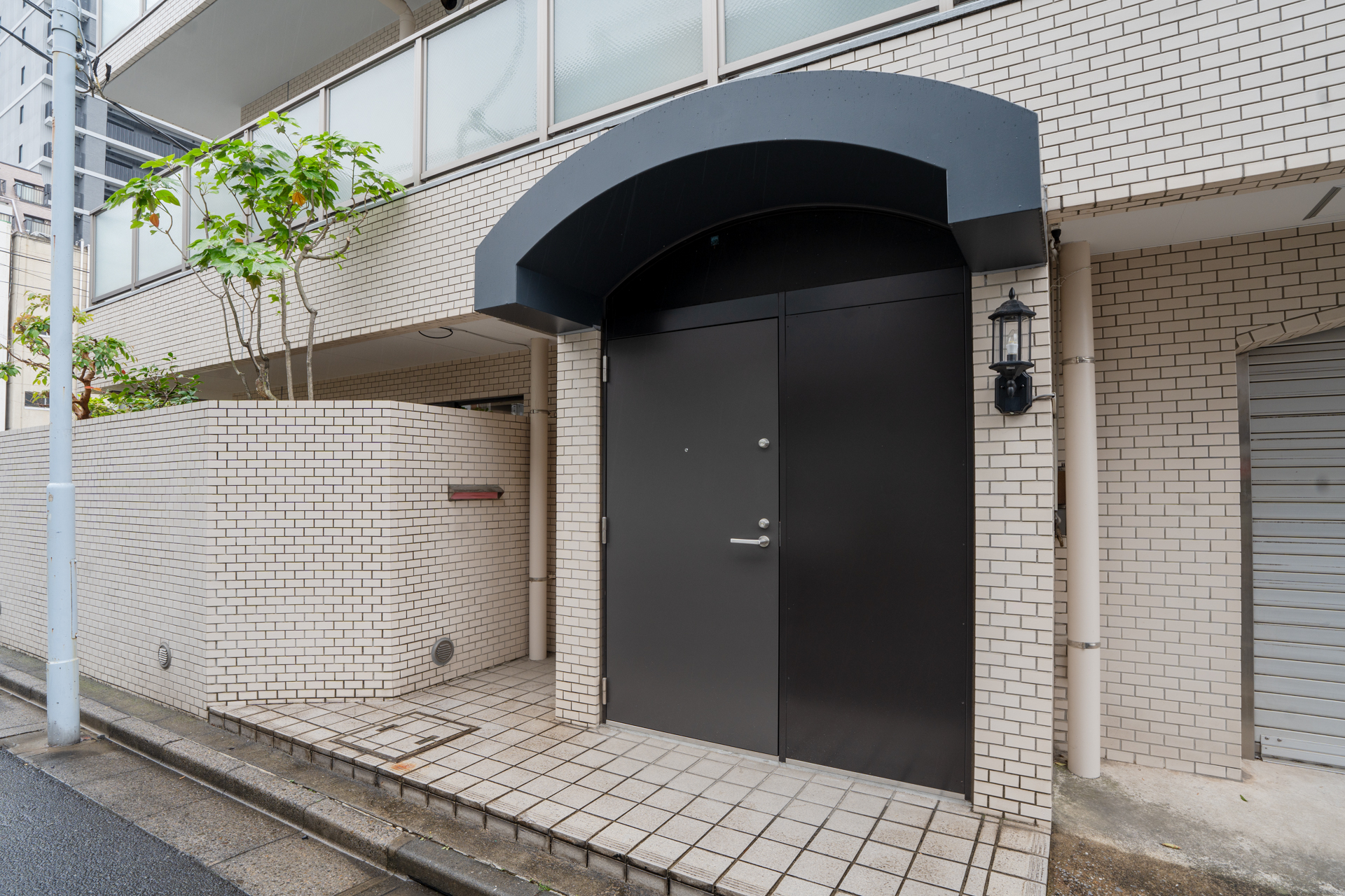 この部屋は専用の入口あり（オートロックなし）