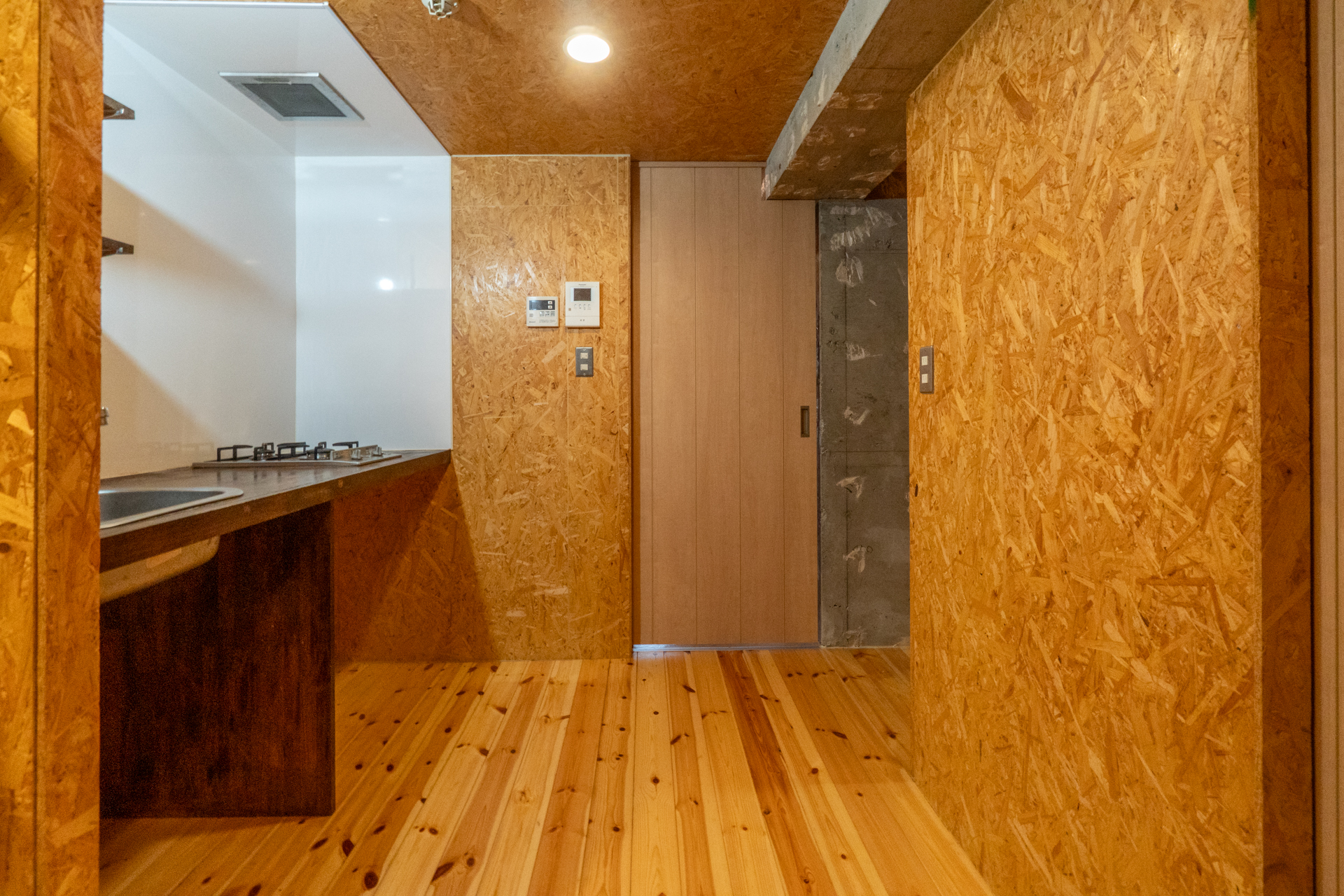 キッチン奥の引き戸を開けると風呂トイレと洗面所