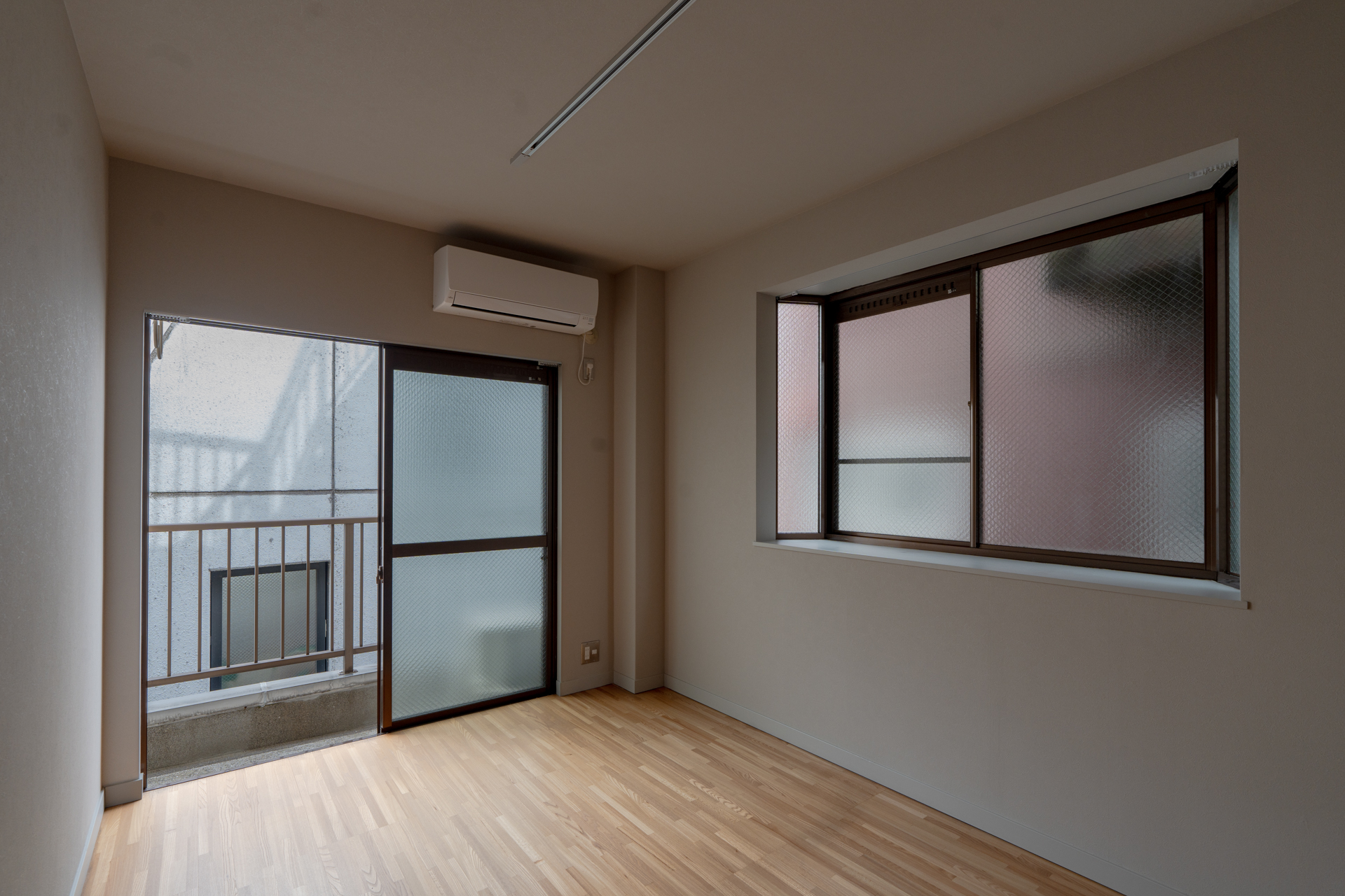 建物に囲まれた居室