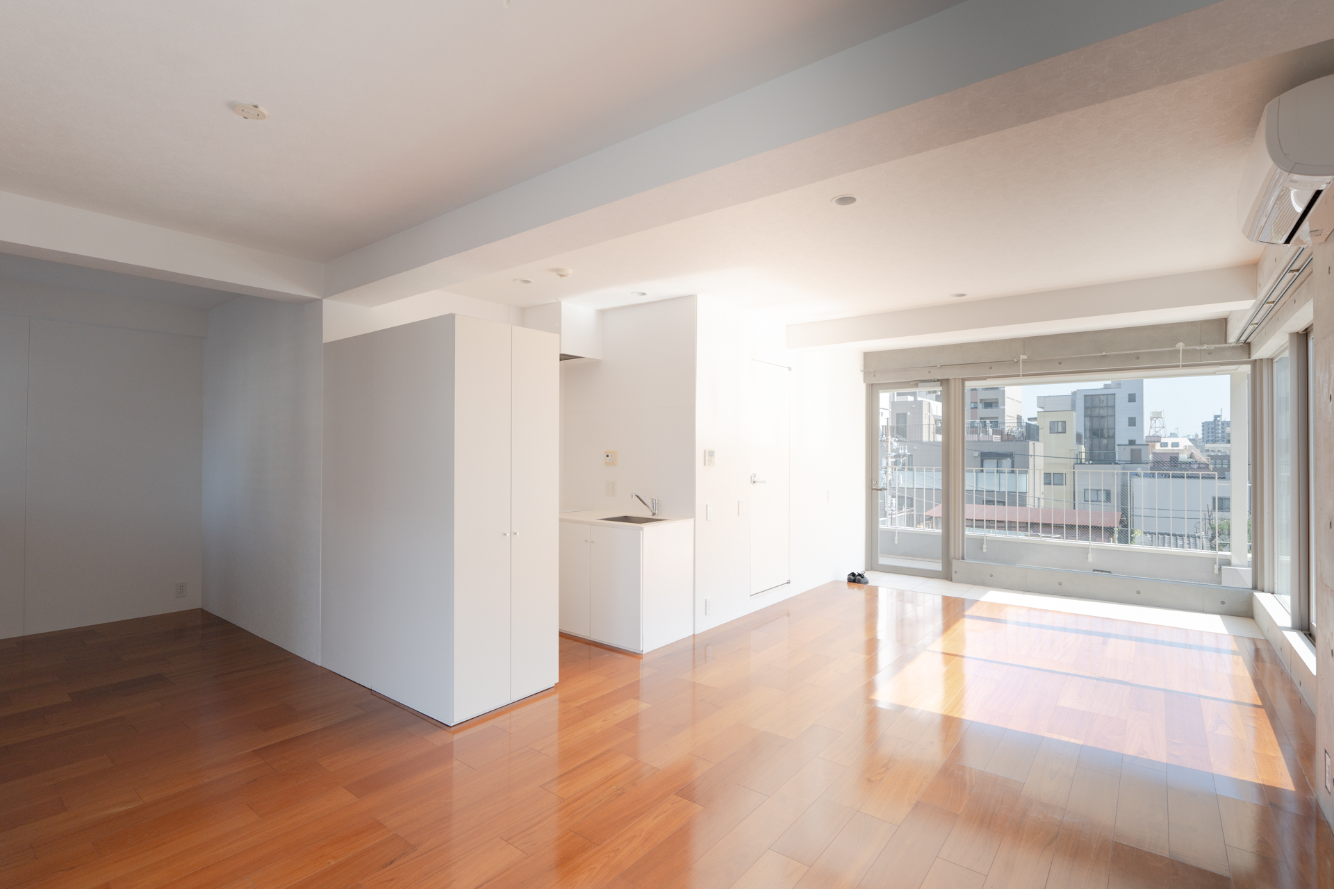 逆サイドからお部屋の全景