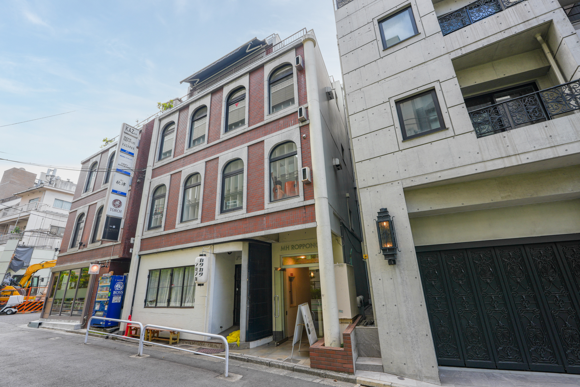 アーチ窓がかわいらしい印象の建物です