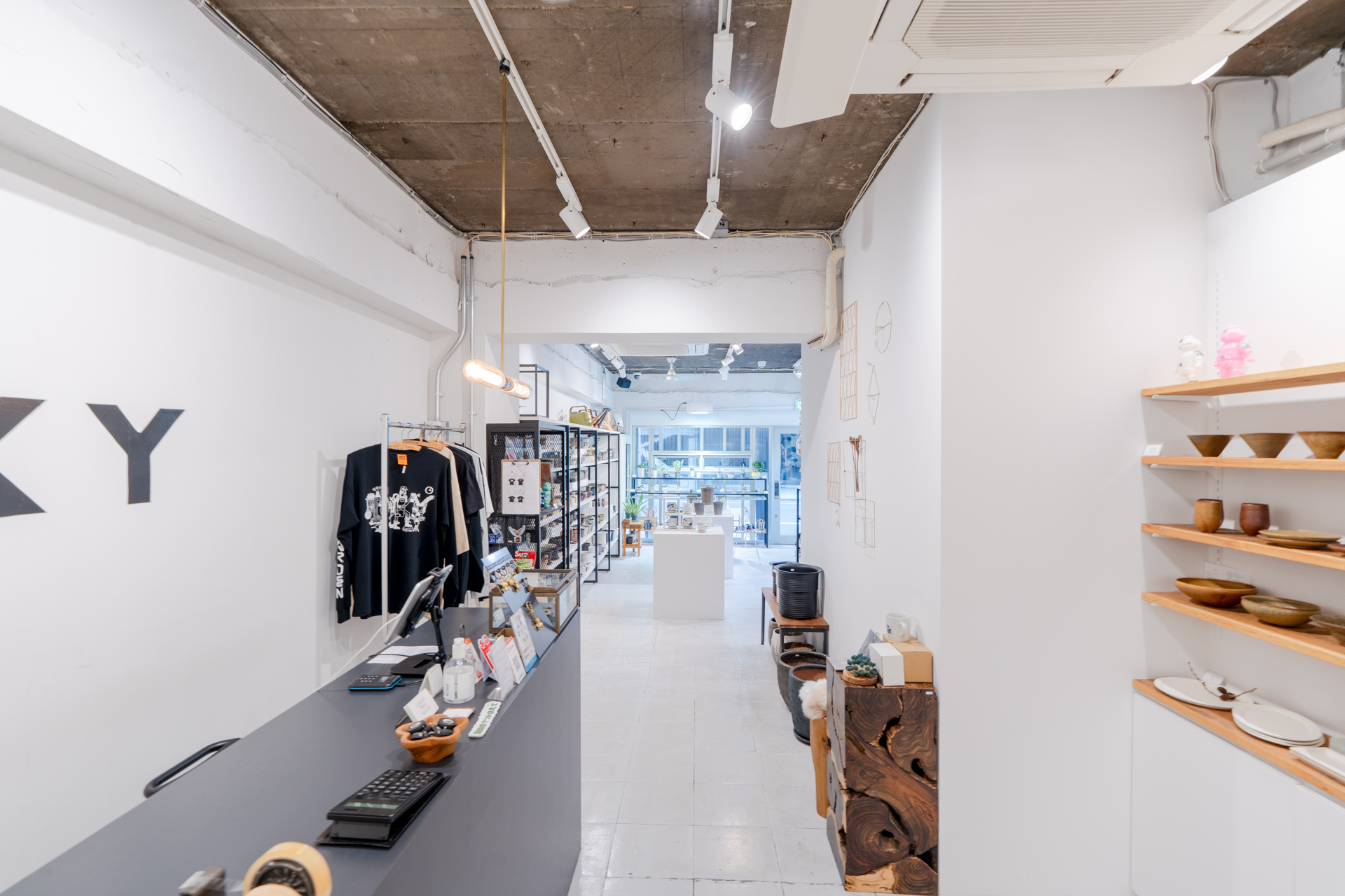 店内奥から入口を