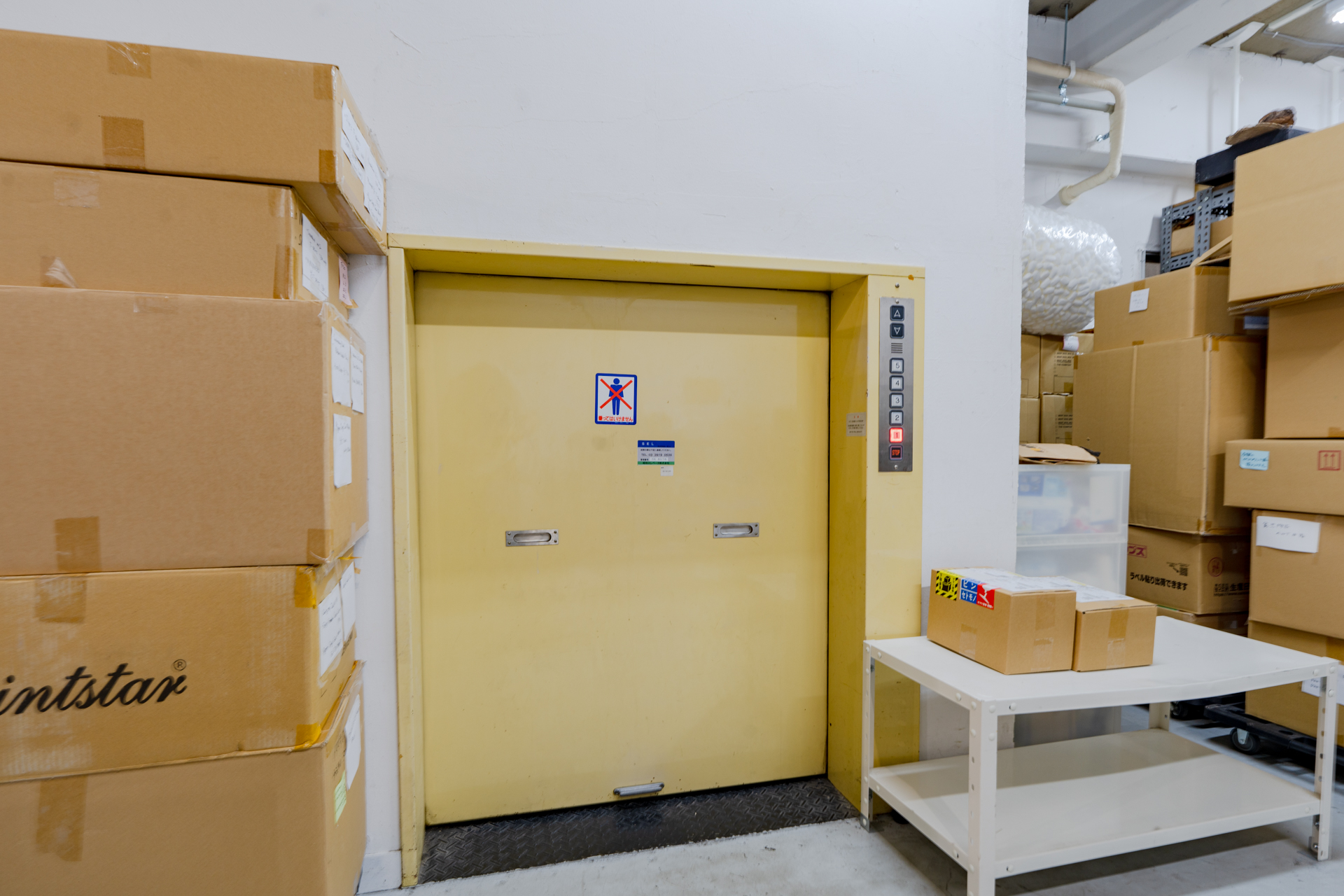 荷物の上げ下げに利用できるダムウェーター