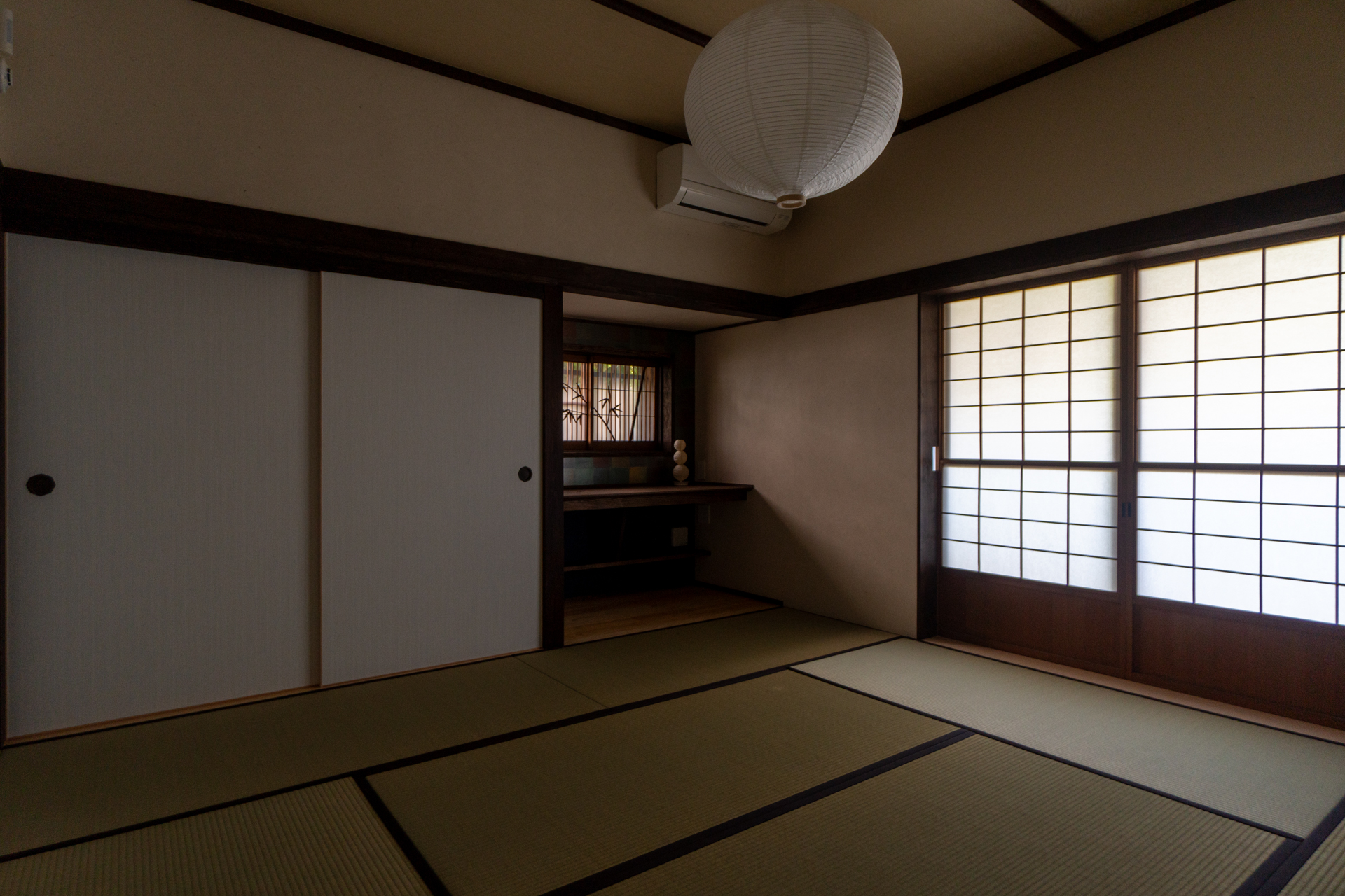 デスクがある二階の居室