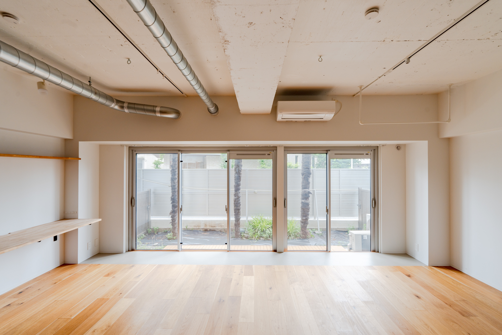 窓の外には専有庭