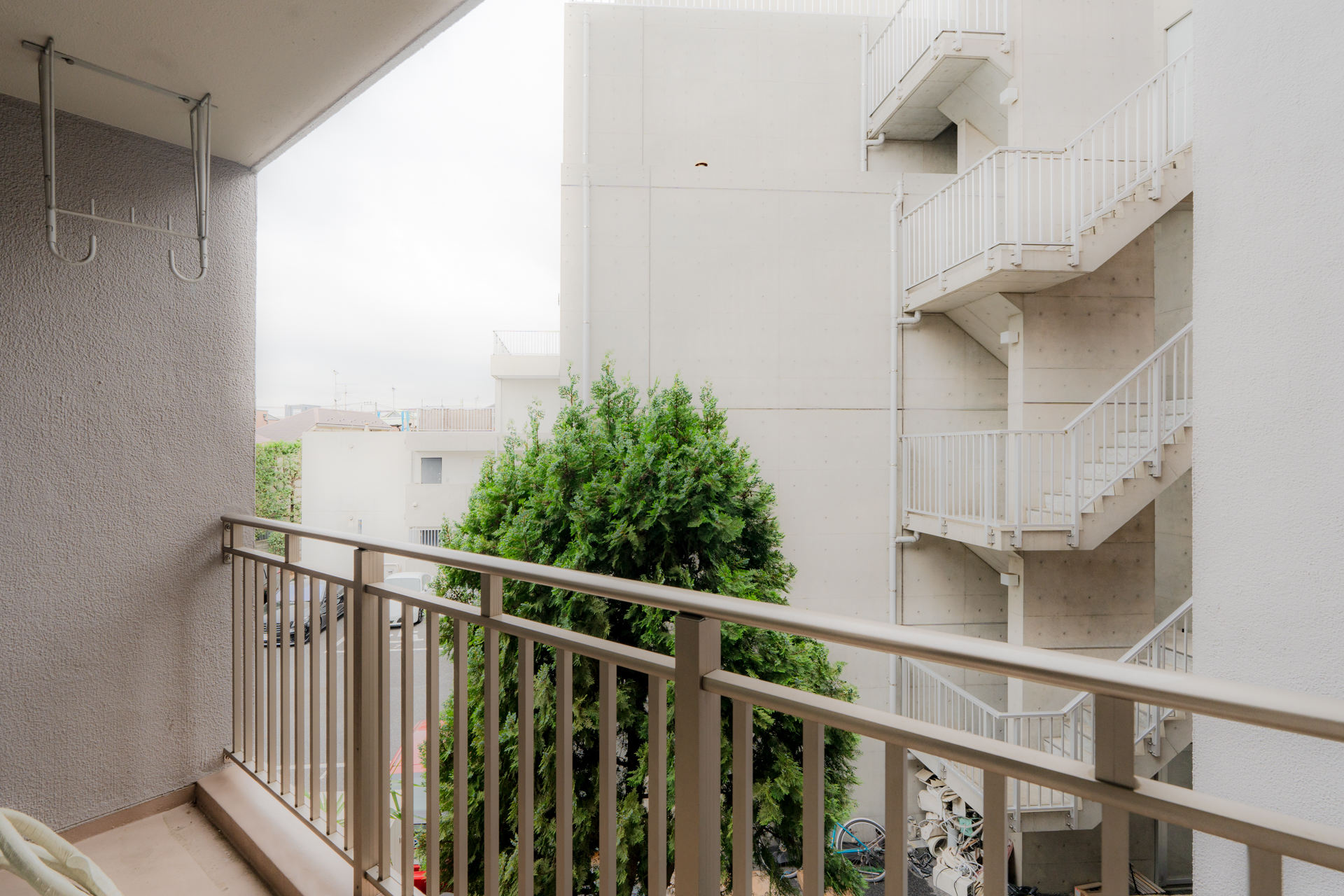 バルコニーからはマンションの植栽の緑が見える