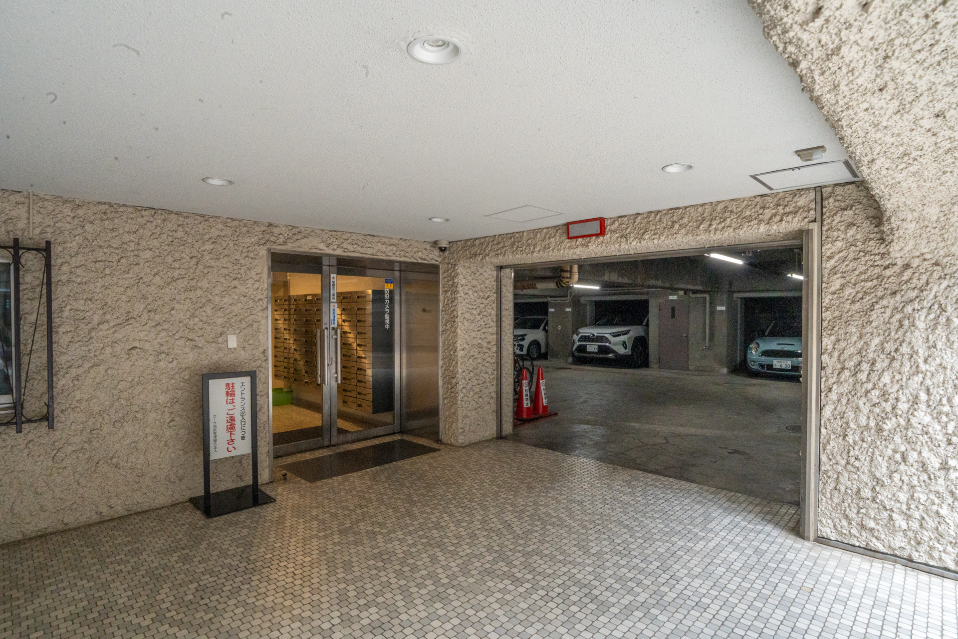 建物の玄関横に駐車場・駐輪場への入り口