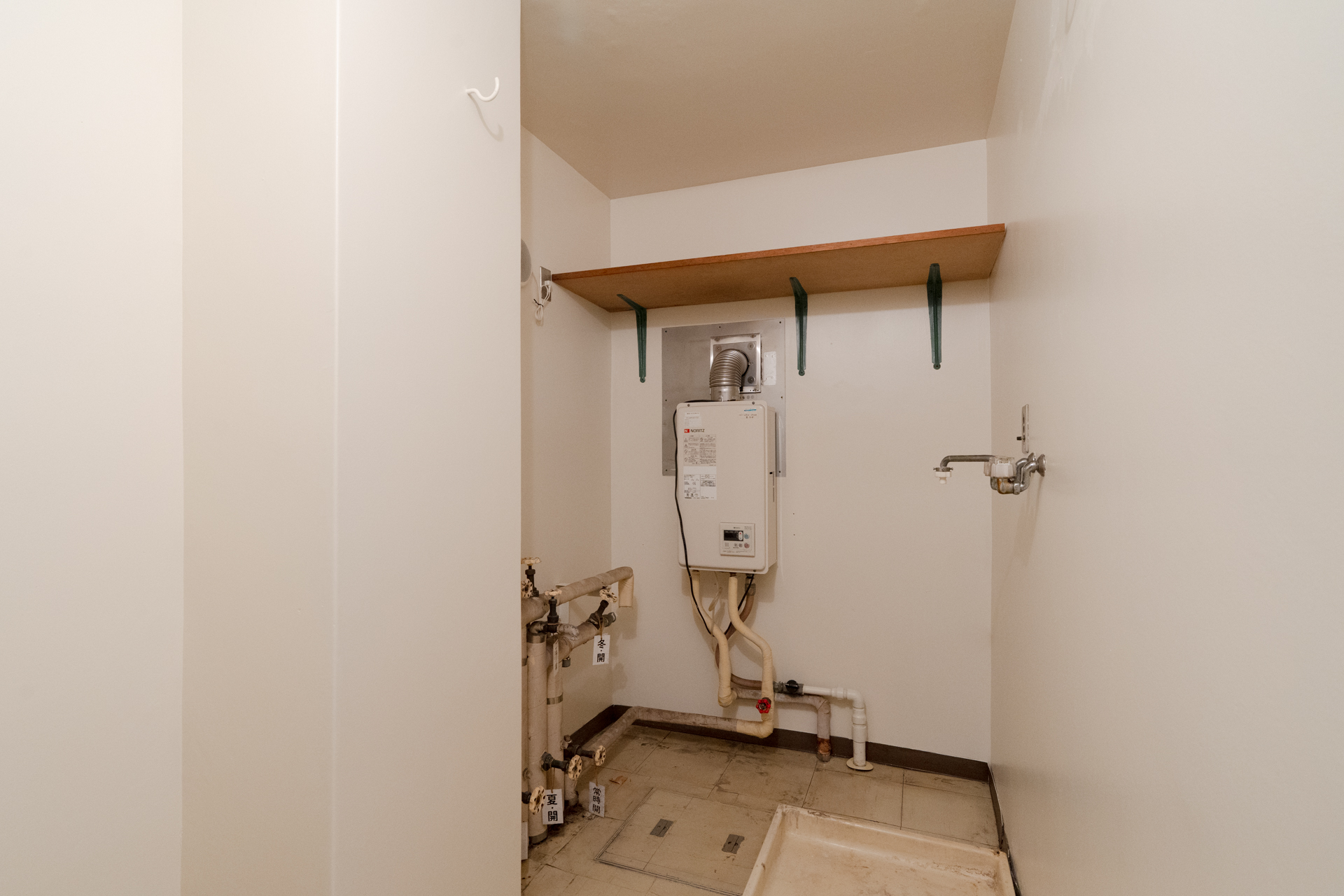 給湯器と洗濯機置き場のあるお部屋