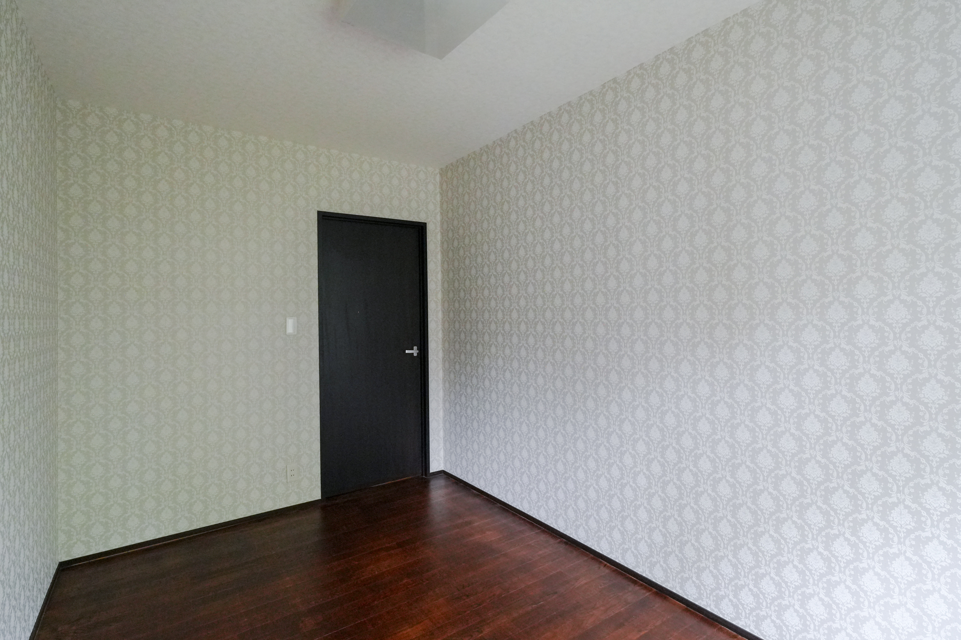 洋室5.8帖真ん中のお部屋反対側から