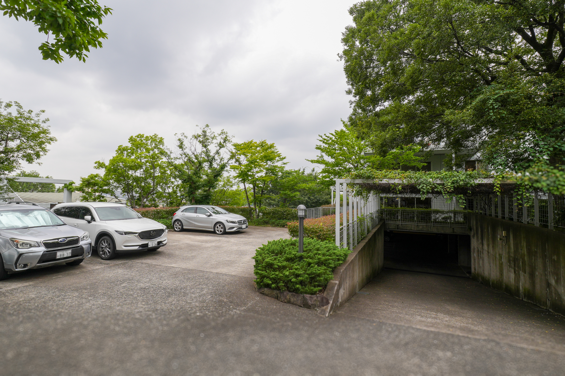 駐車場と管理人室