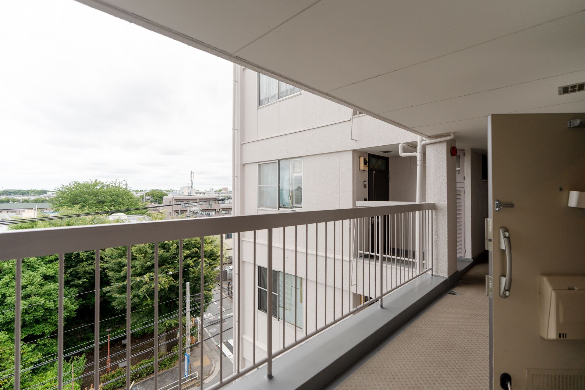 建物向かいには緑地