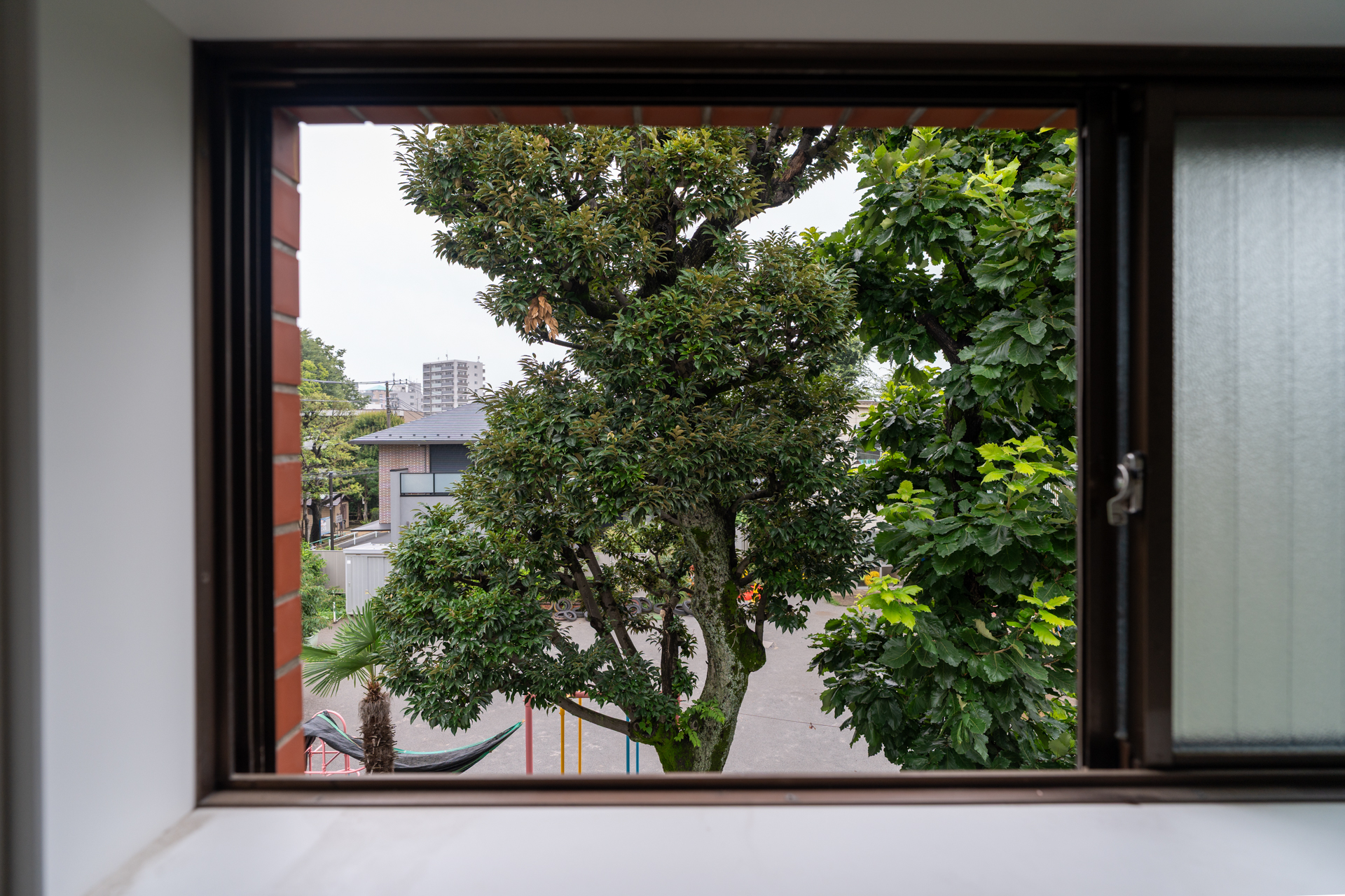 玄関横窓を開けても保育園の緑ビュー