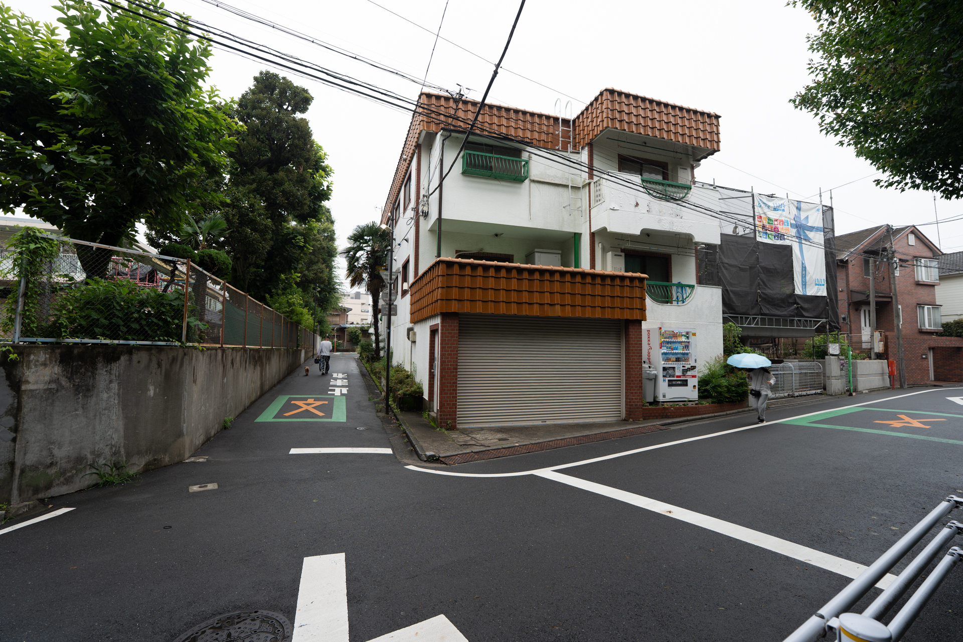 公園から望む物件。お隣の緑が保育園。