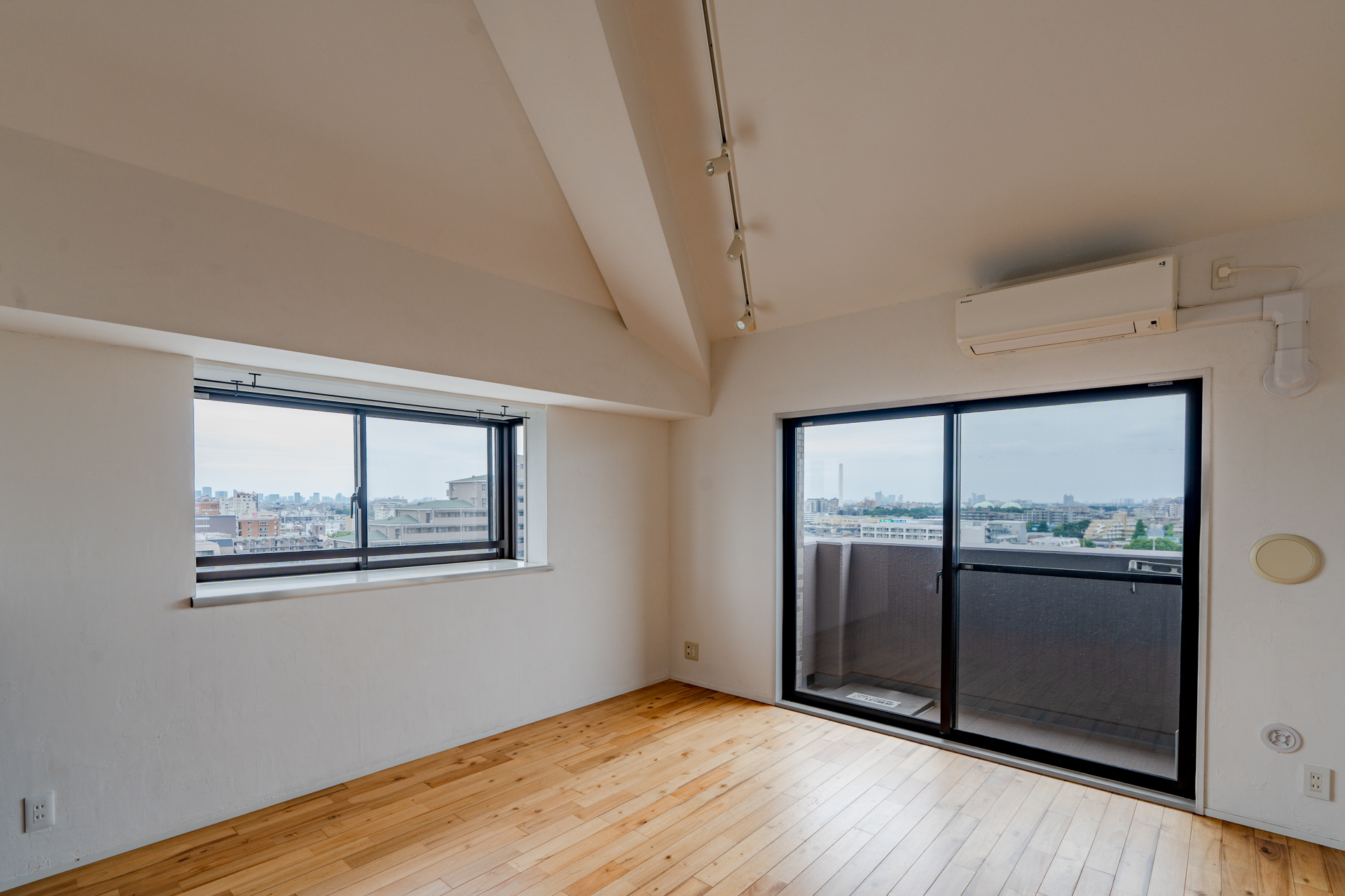 マンションでは珍しい4mの勾配天井