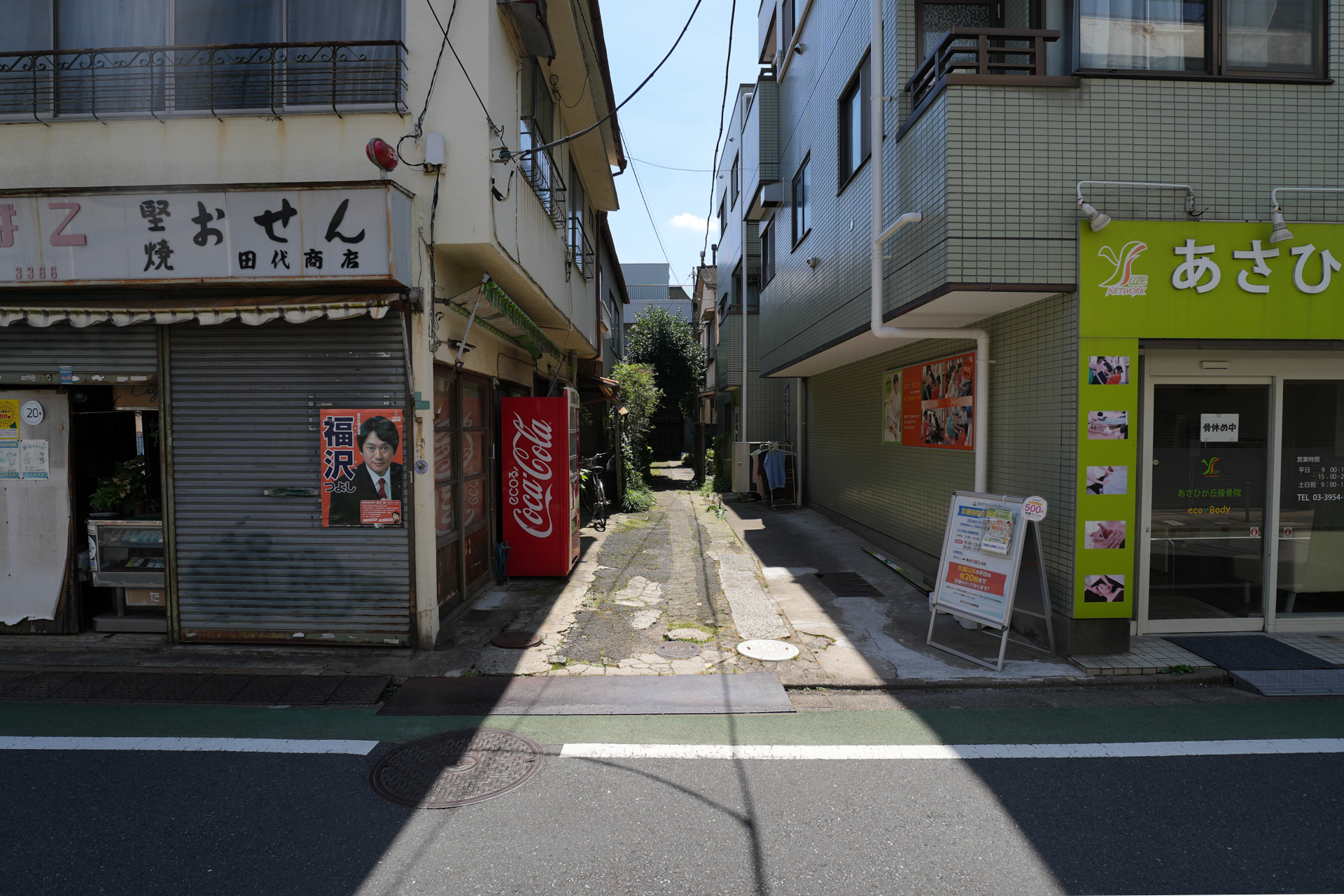 建物に向かう通路は細い