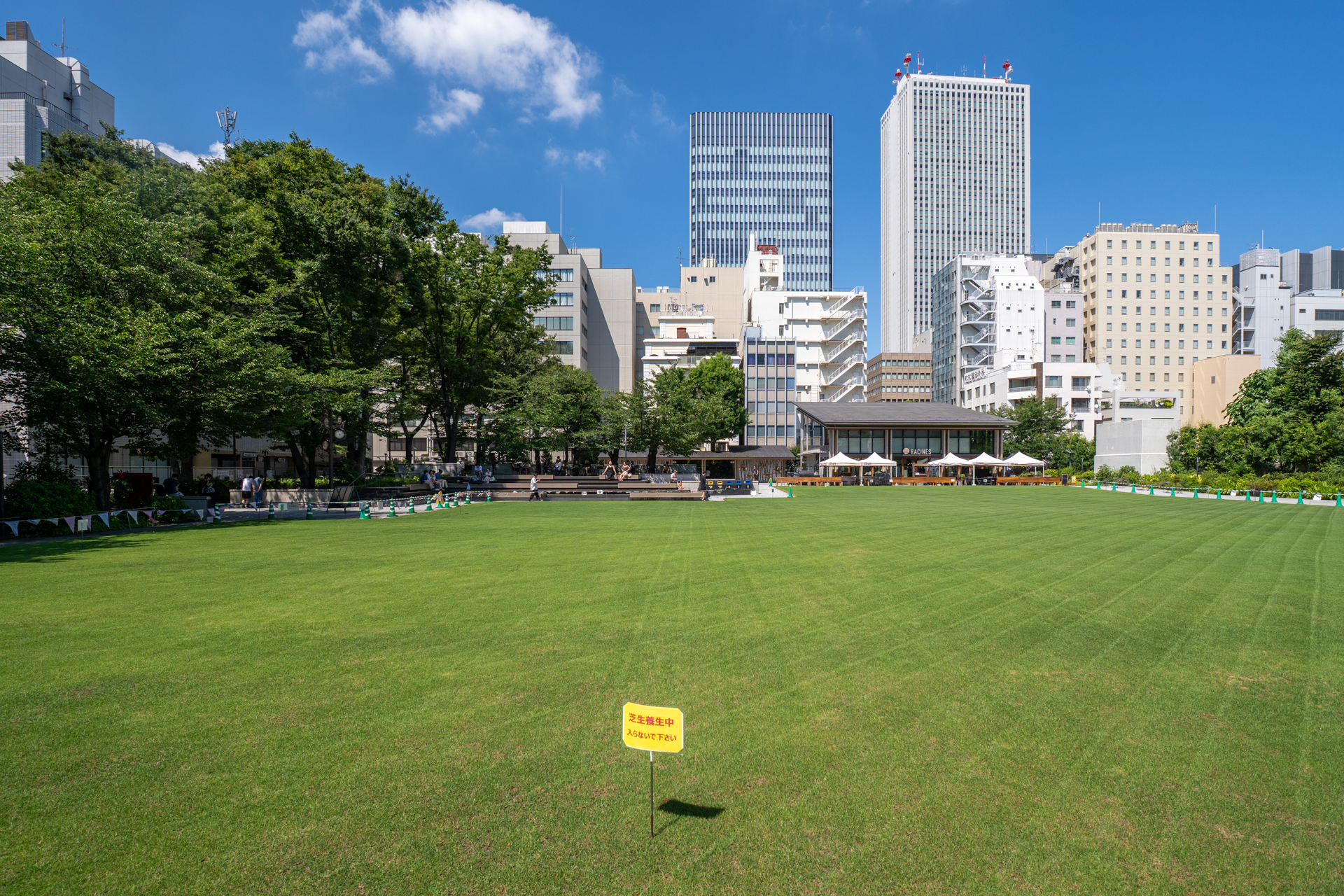 近くにある南池袋公園まで徒歩6分