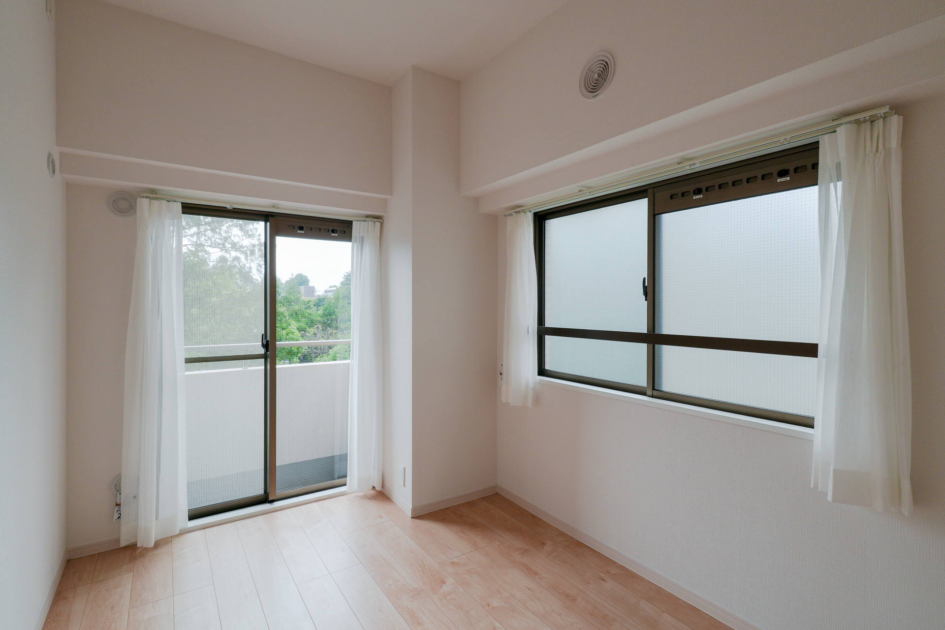 角部屋の5.0帖の洋室は2面採光