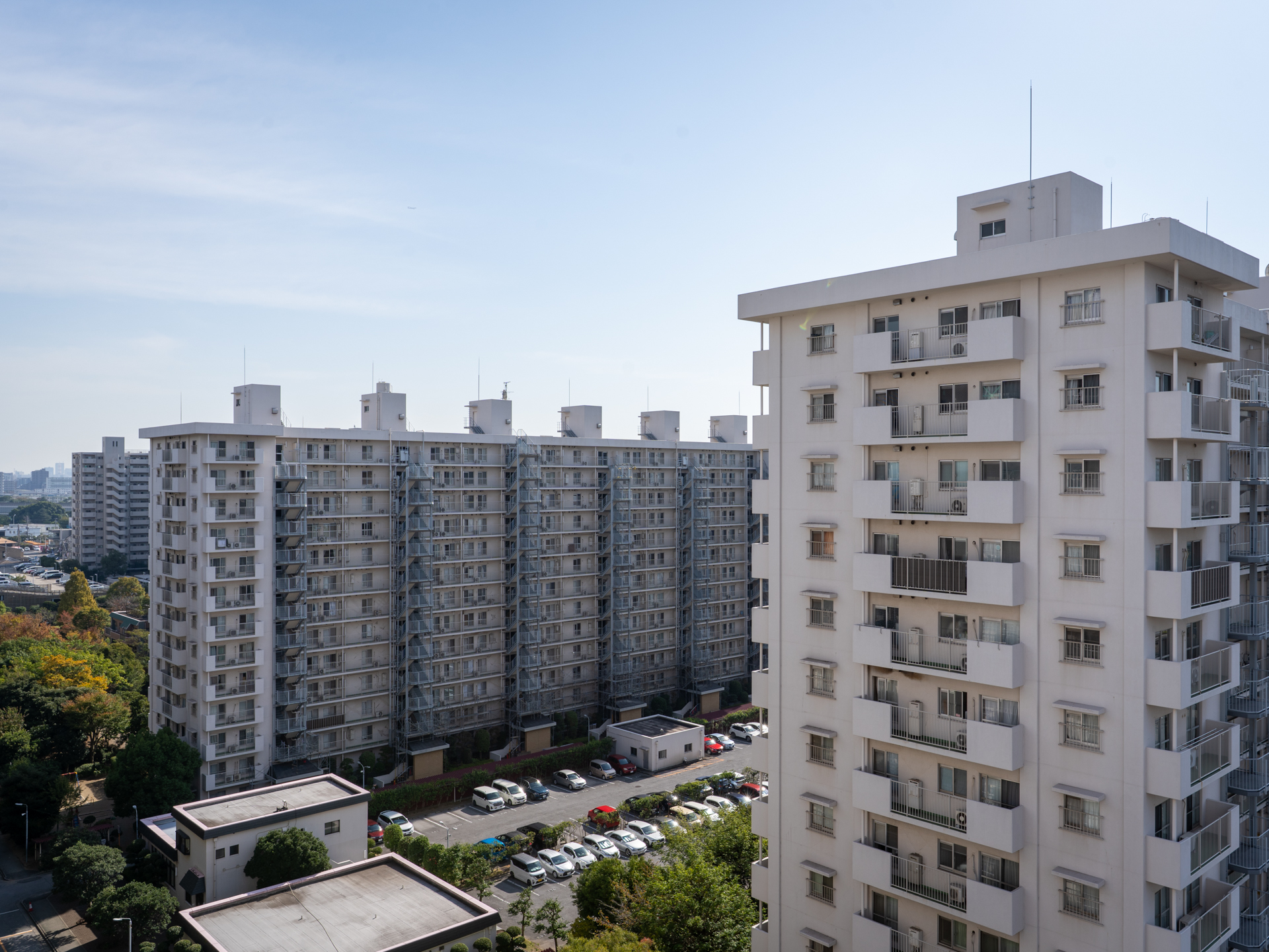 敷地内に公園を備えた大規模マンションです