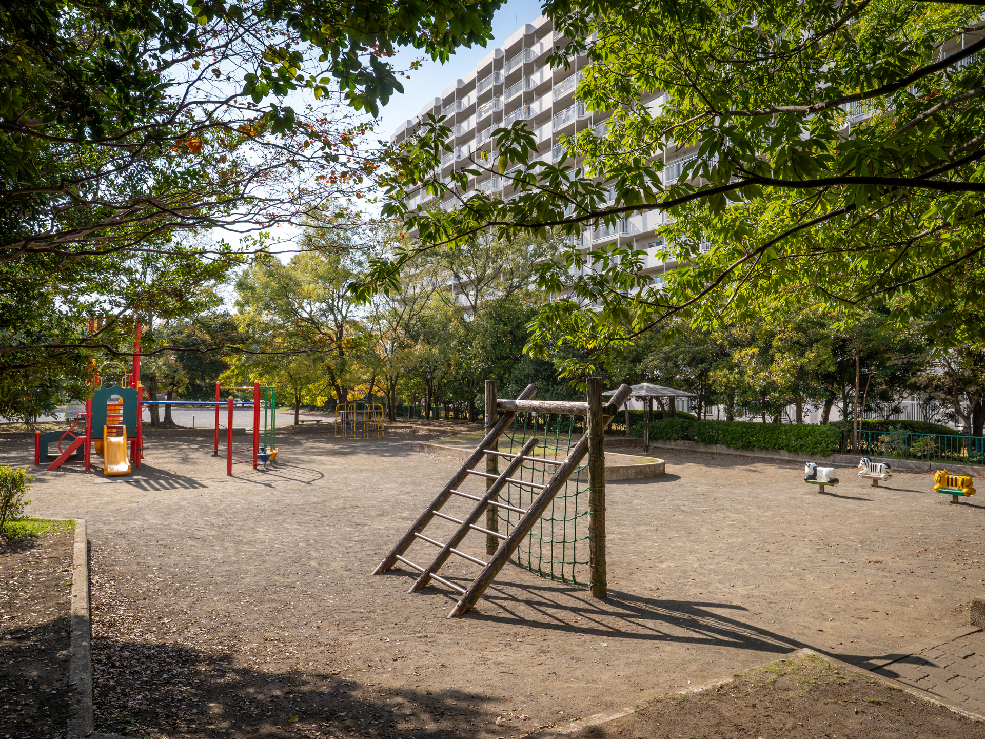 敷地内に公園を備えた大規模マンションです