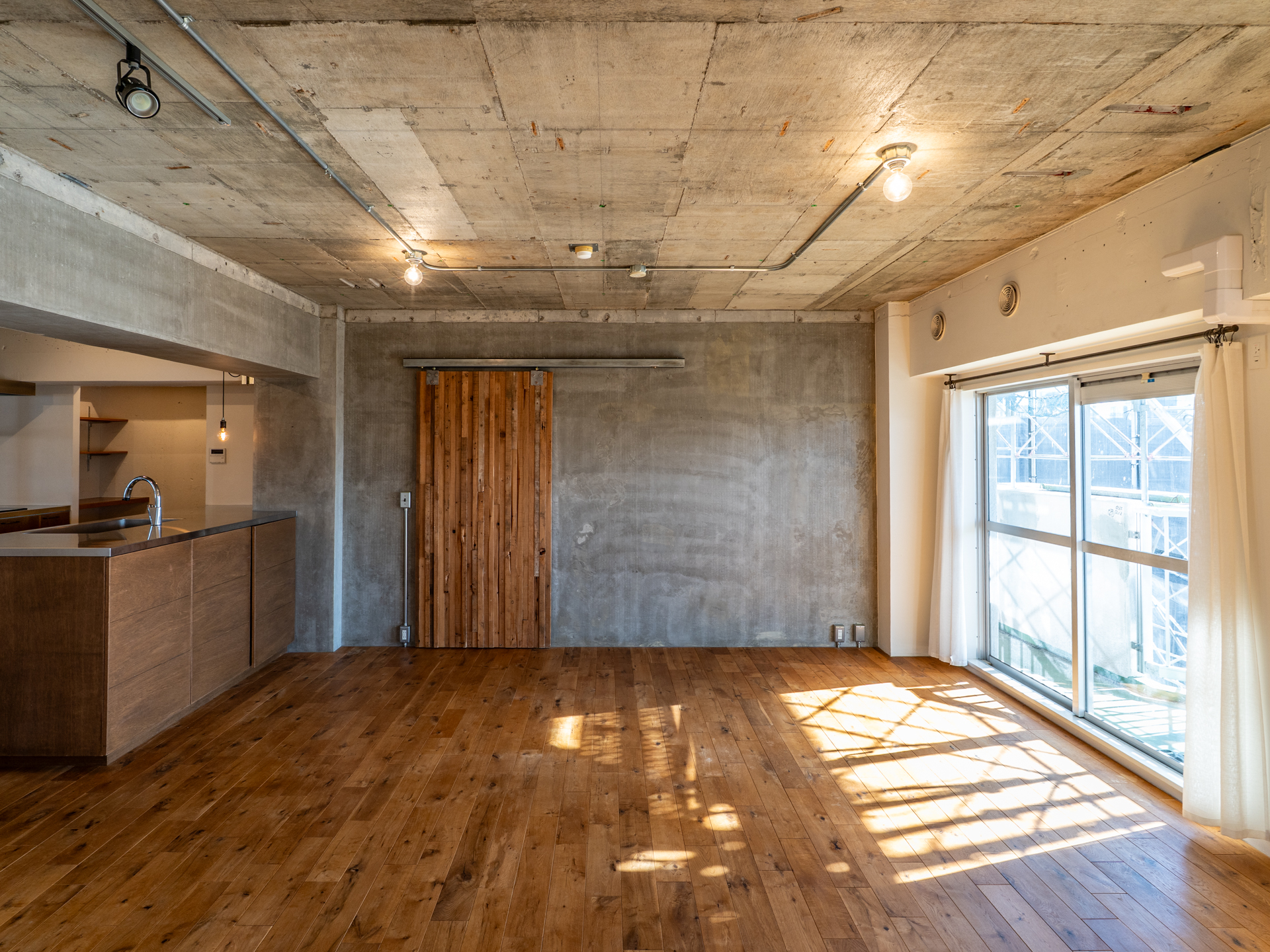 寝室に入る建具は古材を圧着してドアにしたもの