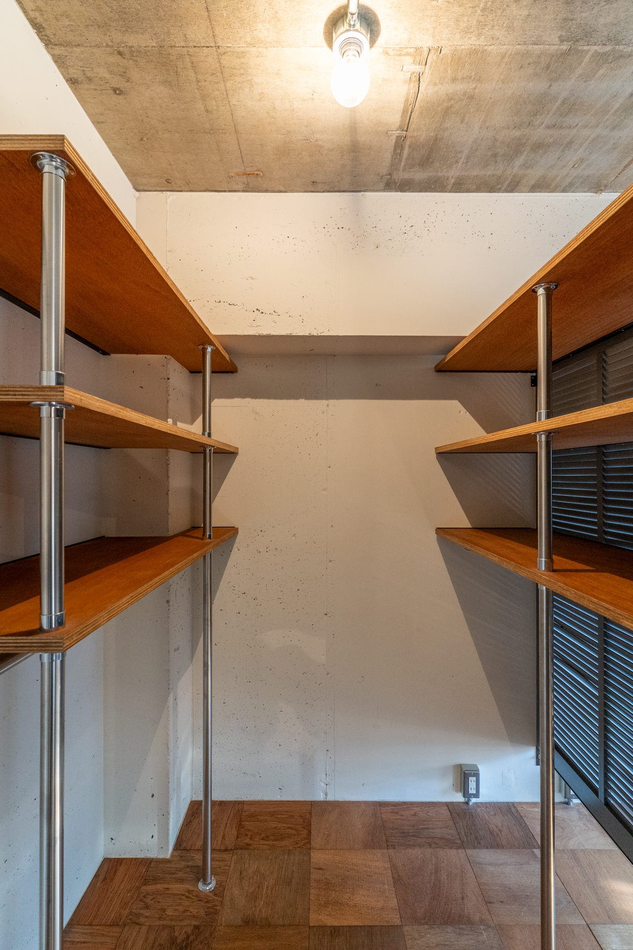 寝室内の建具のような間仕切りの裏がクローゼットになっています