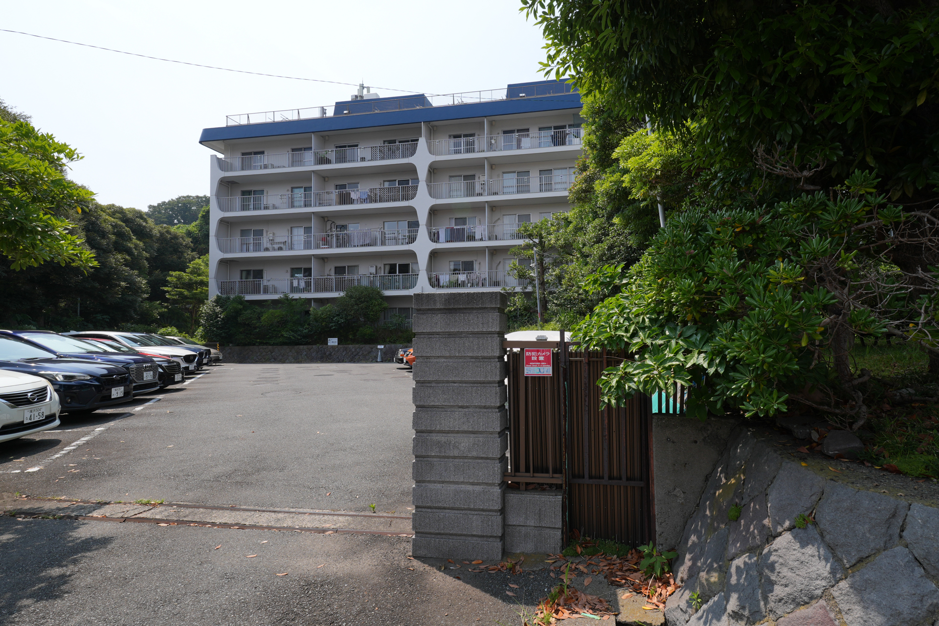 青い屋根が素敵な外観