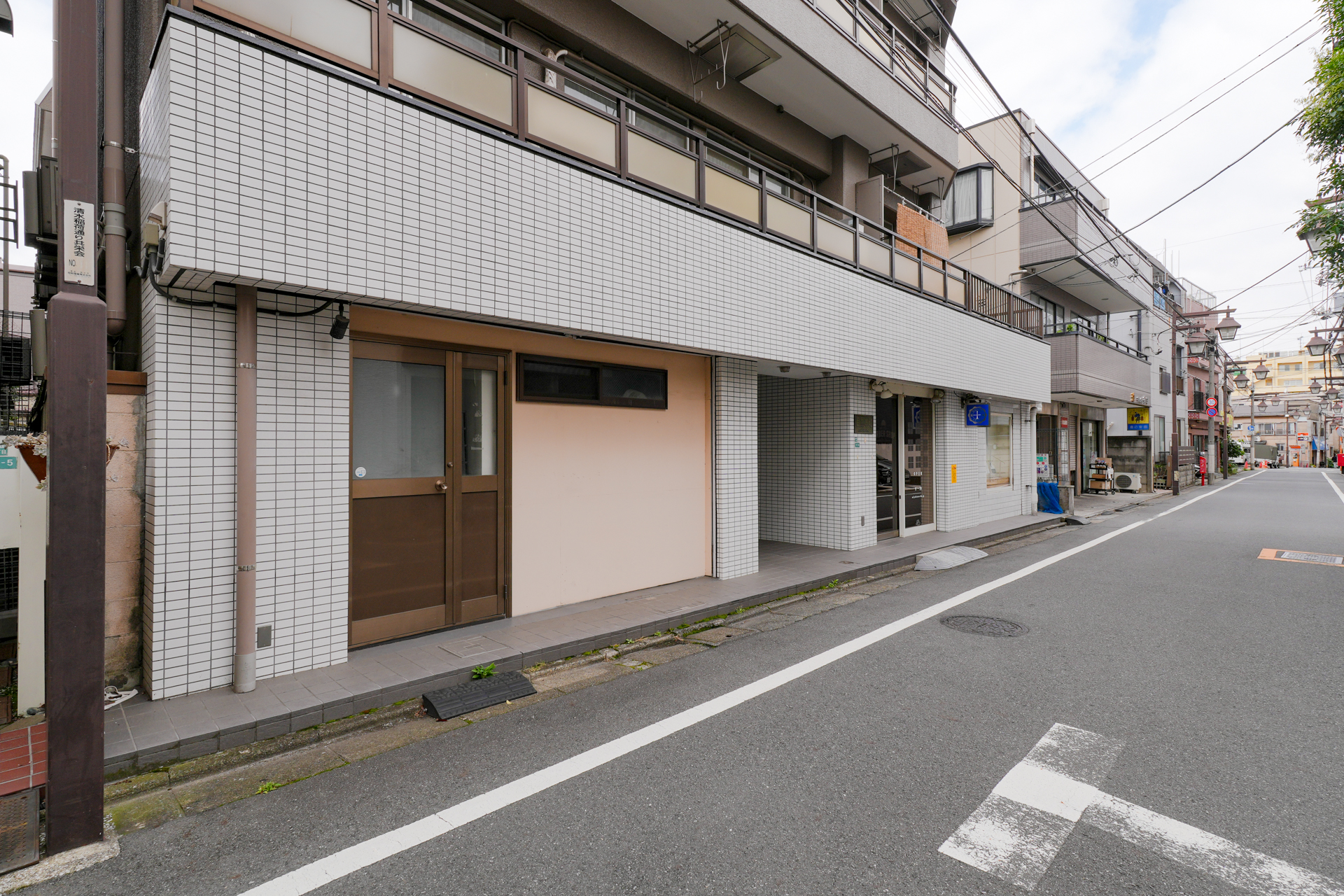 建物1階にはテナントが入っています