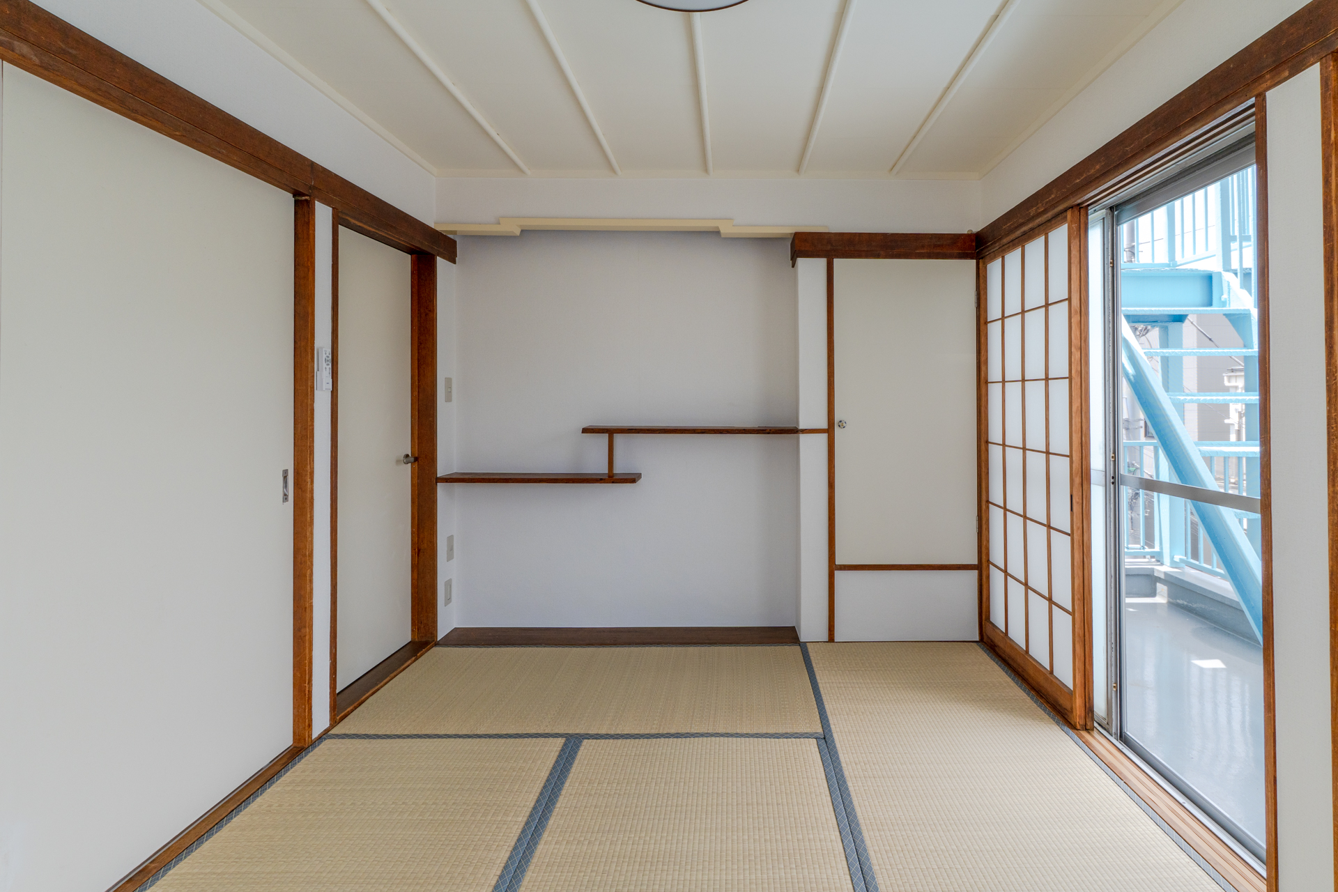 窓側からの目線
