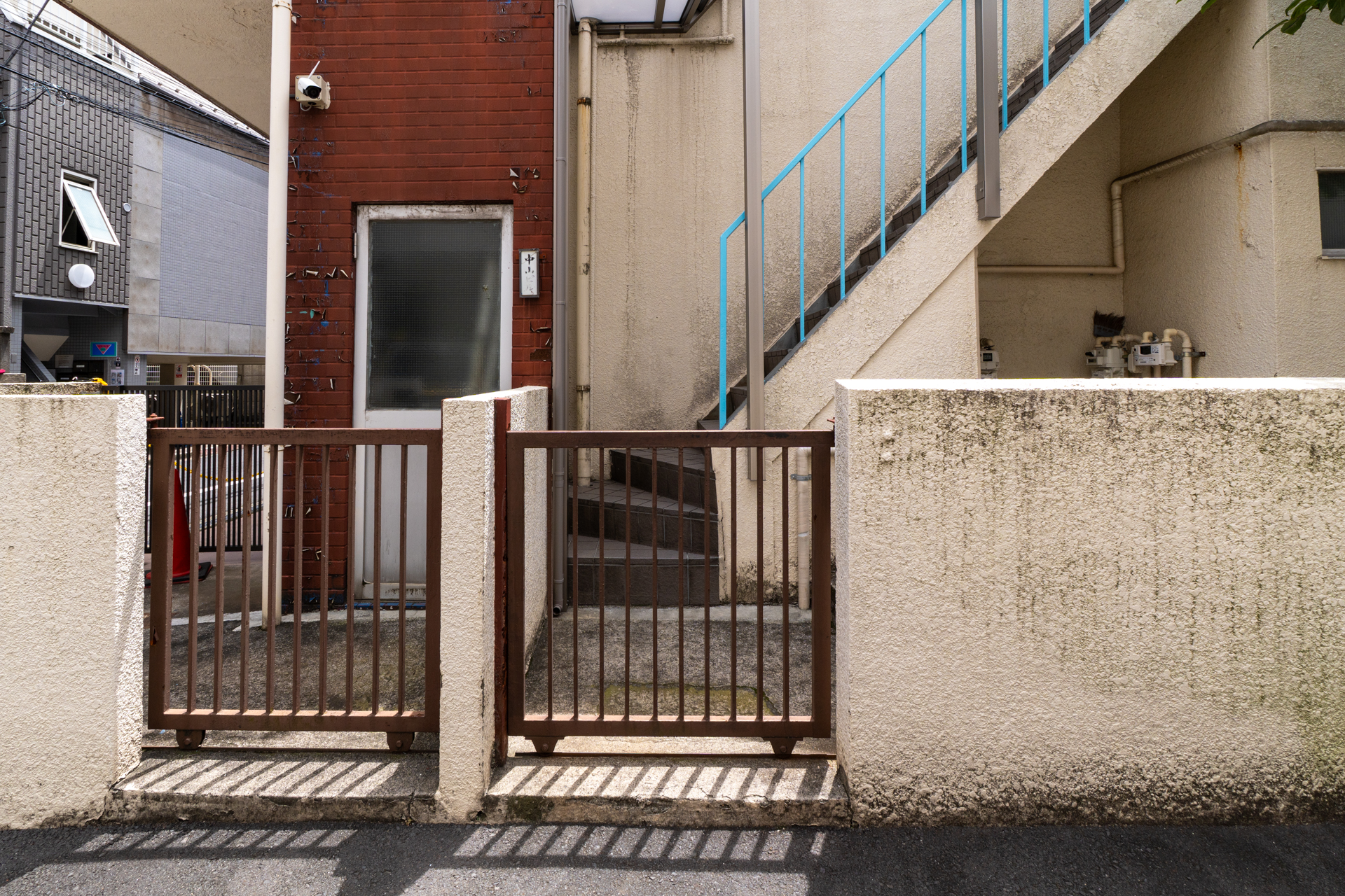 建物入り口も渋い