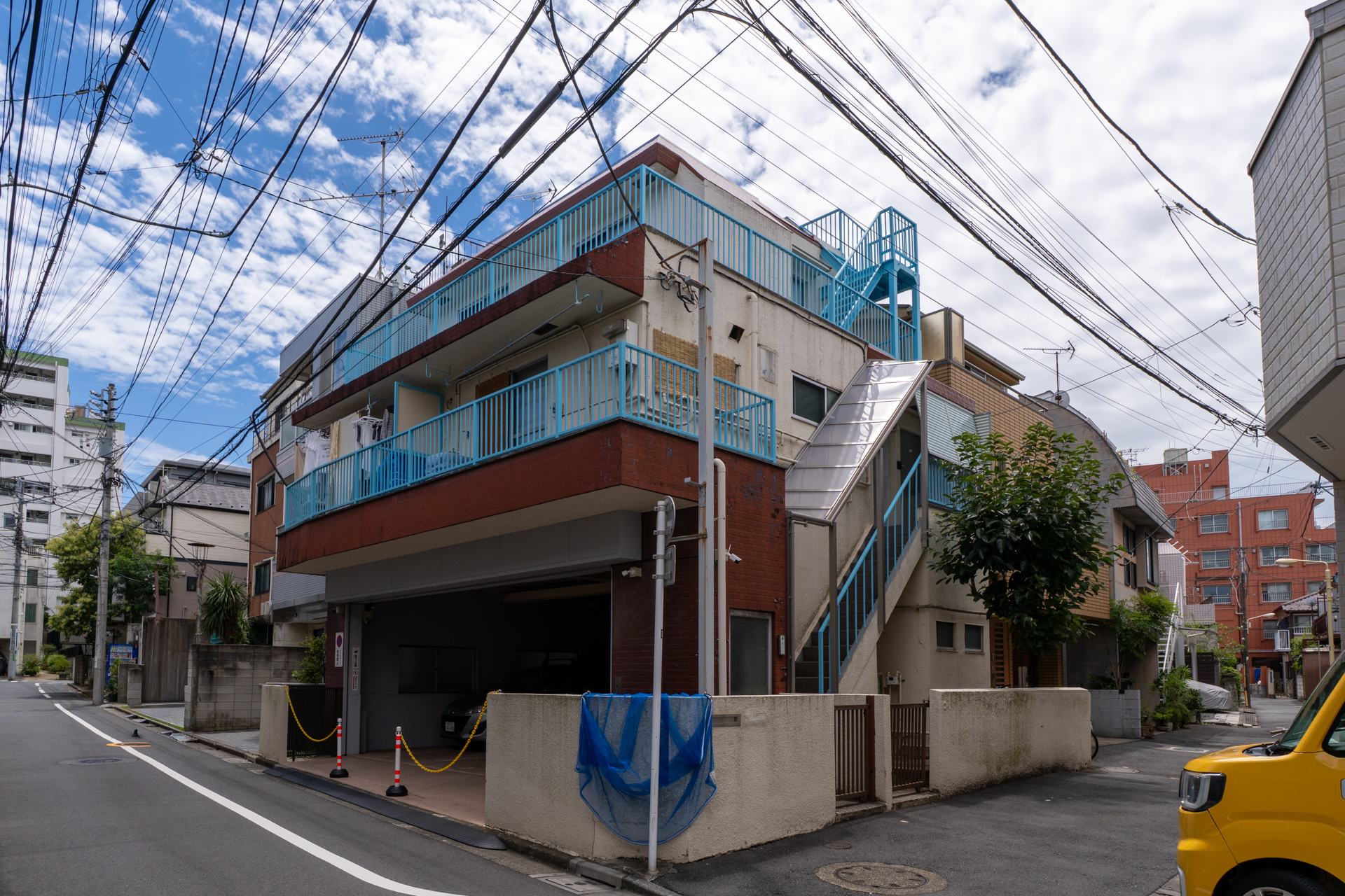 水色が映える鉄骨アパート