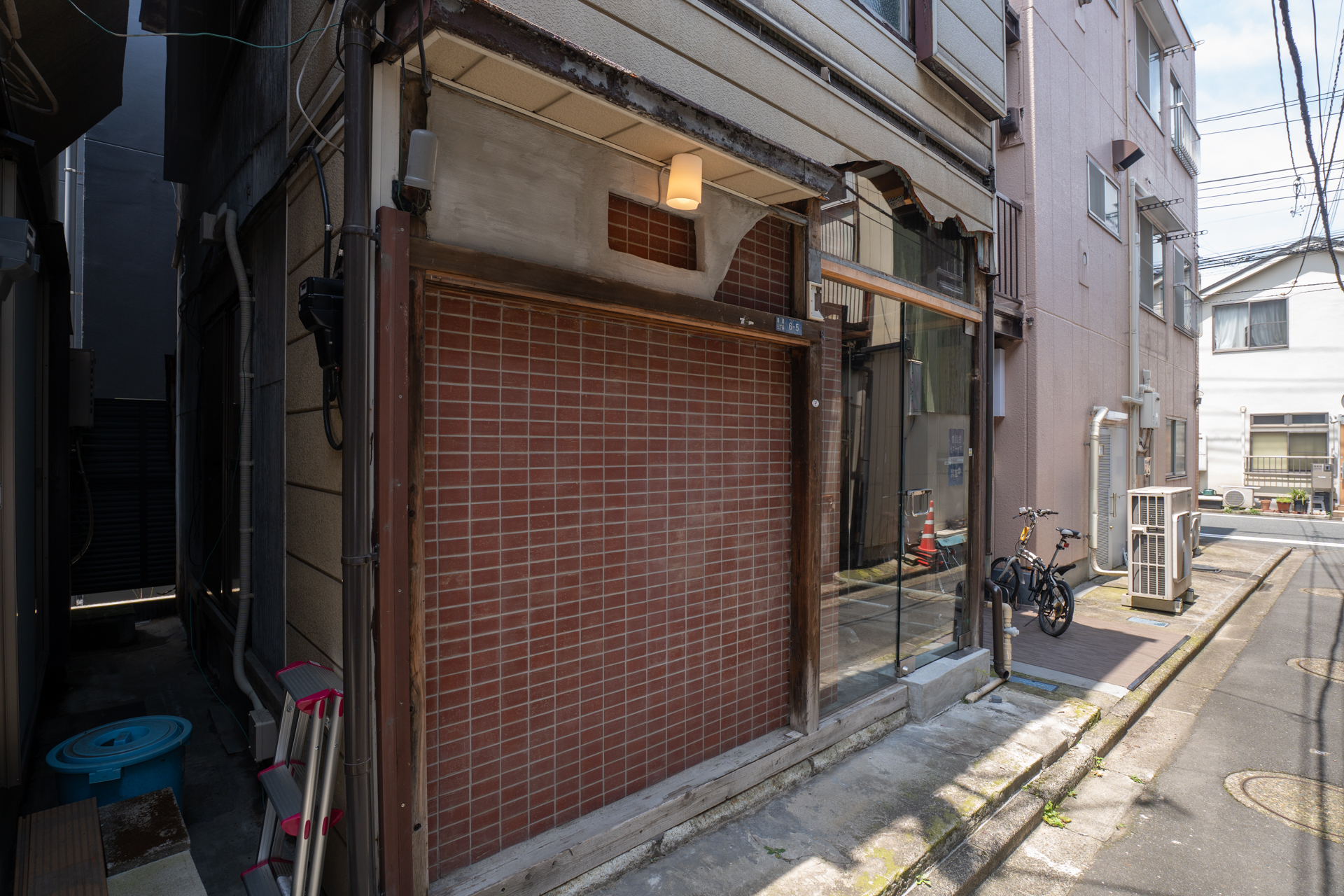 以前はこちらからにも出入り口があった痕跡が