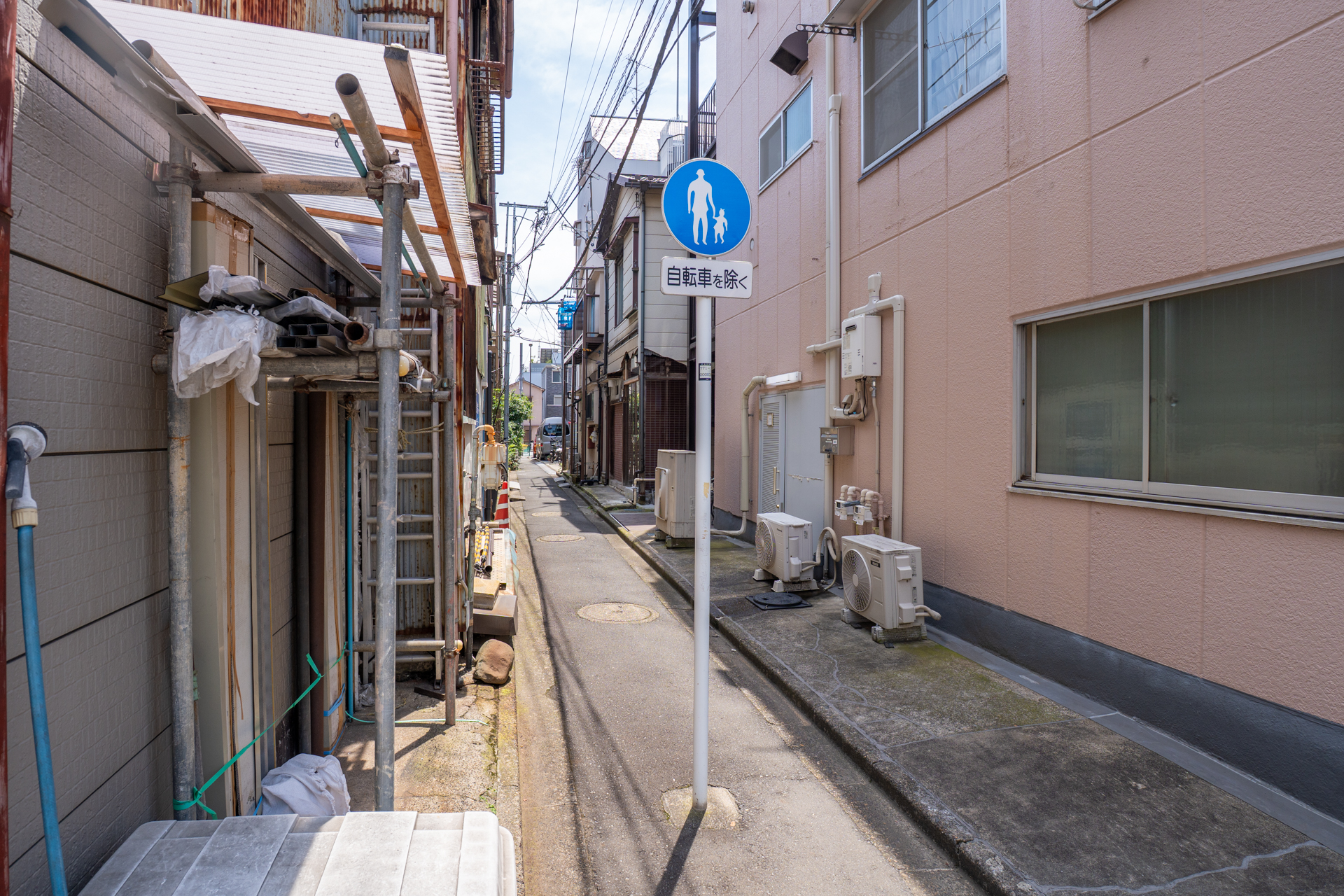 建物前は徒歩専用
