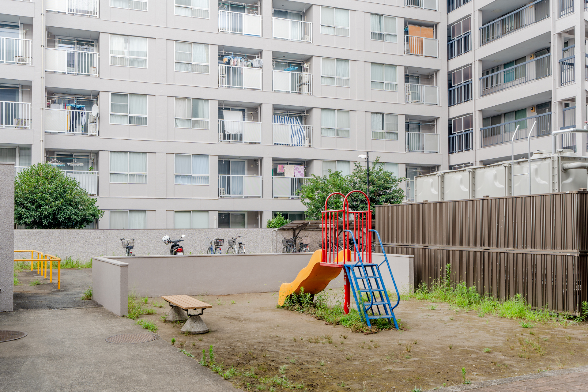 1階に小さな公園付き