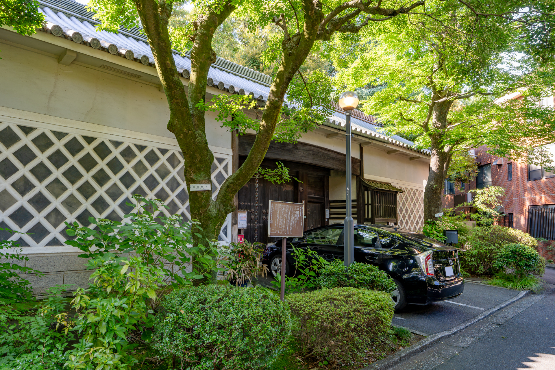 武家屋敷を移築したという趣ある管理棟