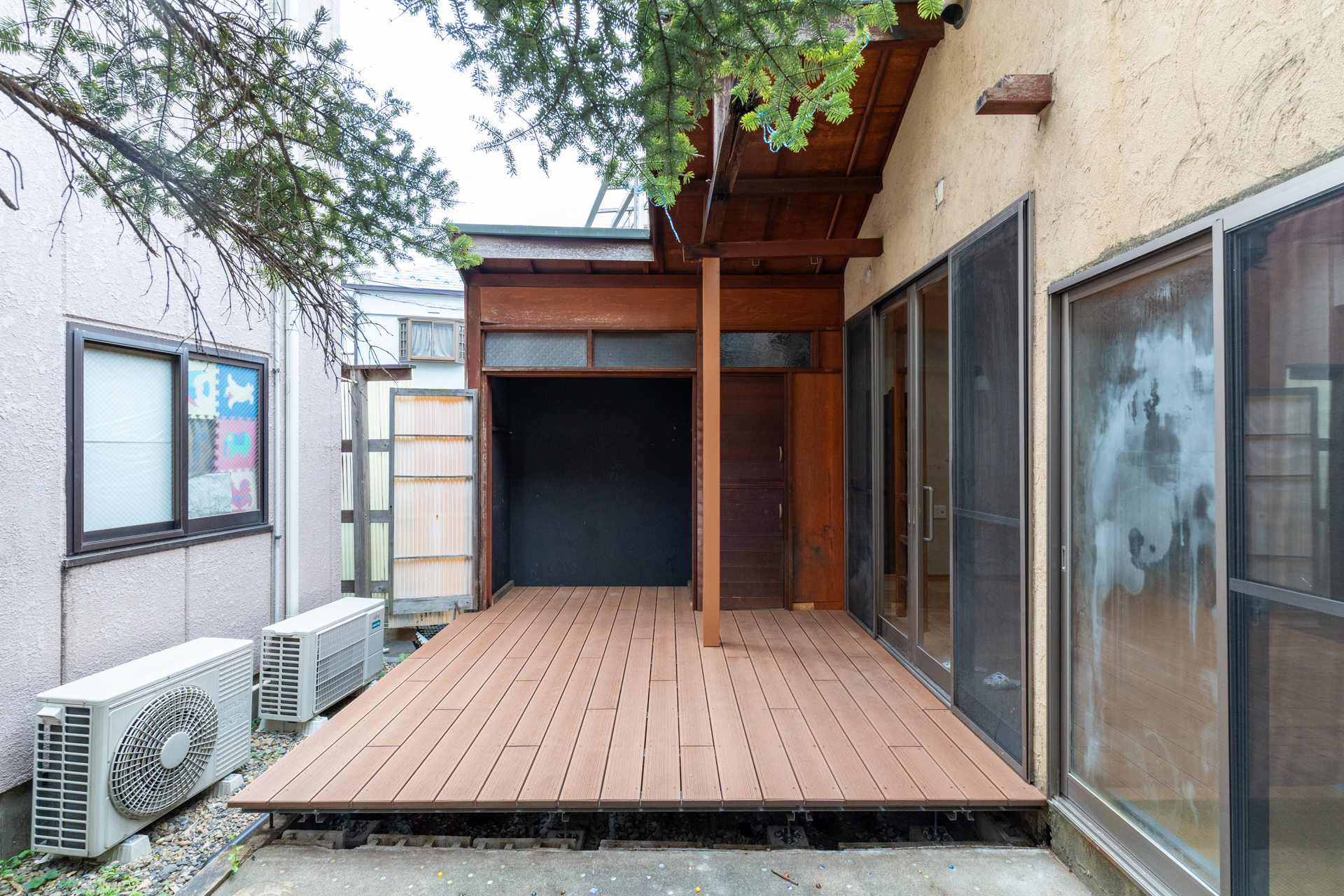 ウッドデッキを経由して、建物に入ります