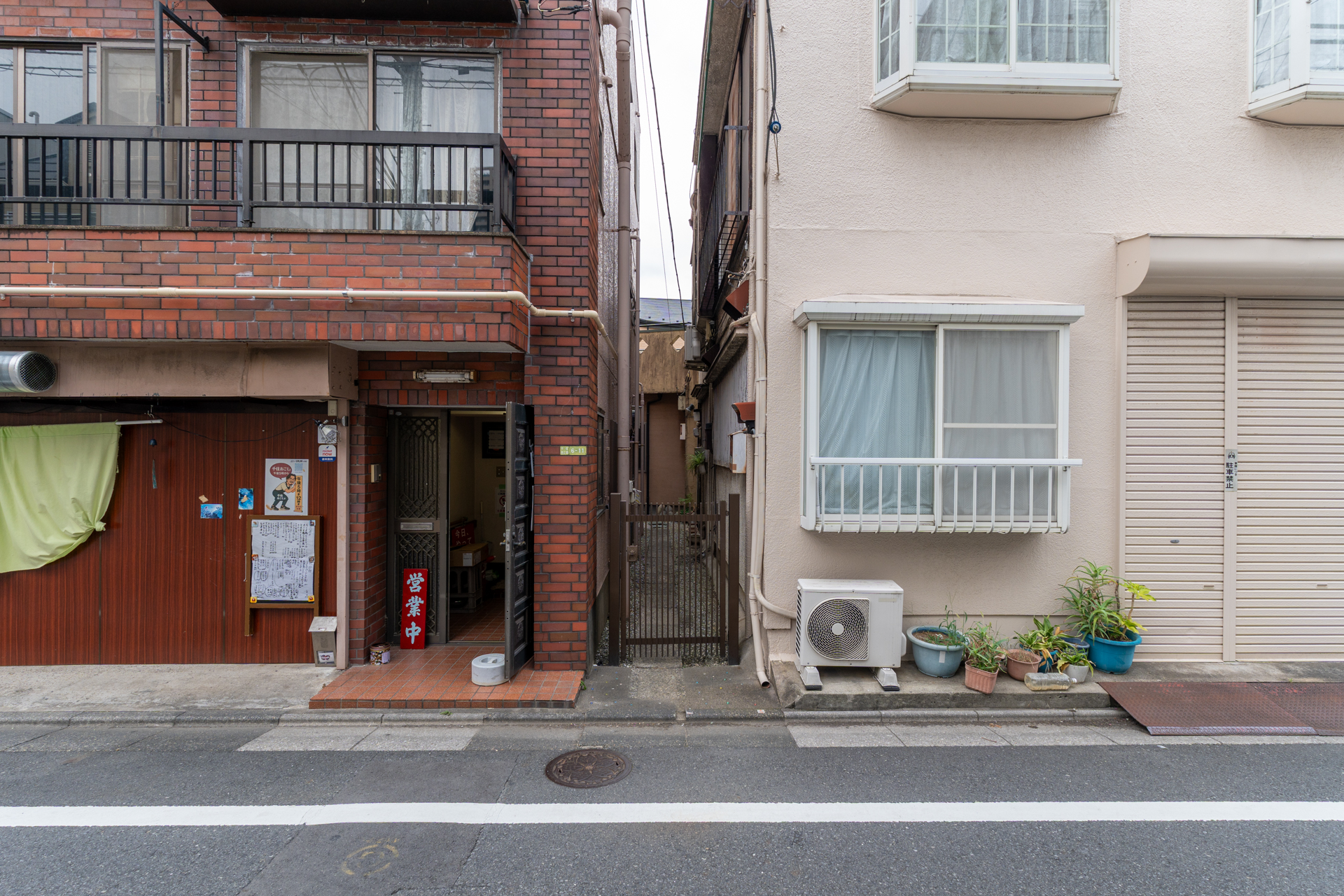 この建物と建物の間の路地奥に立っています