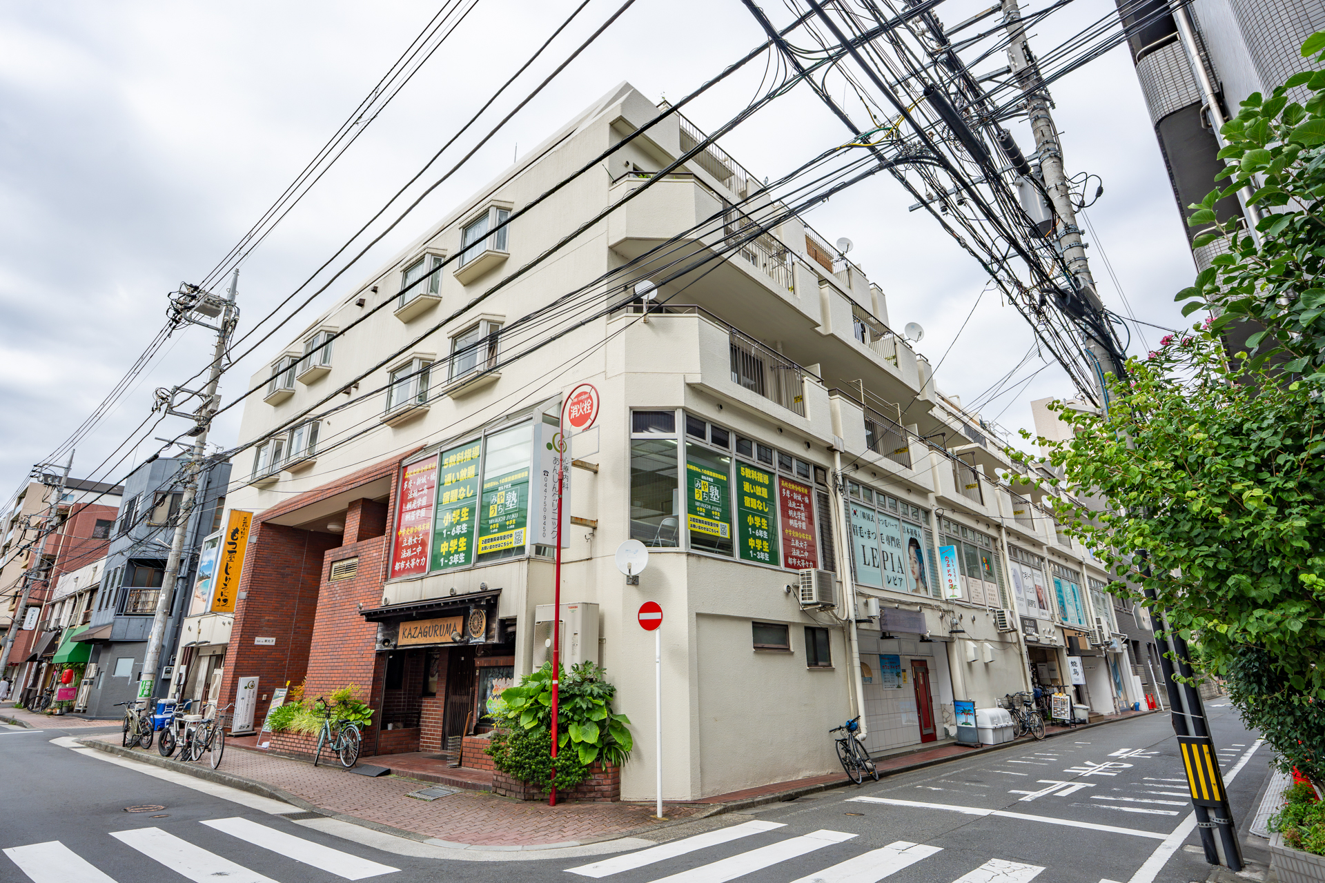 様々な店舗が入居するマンションです