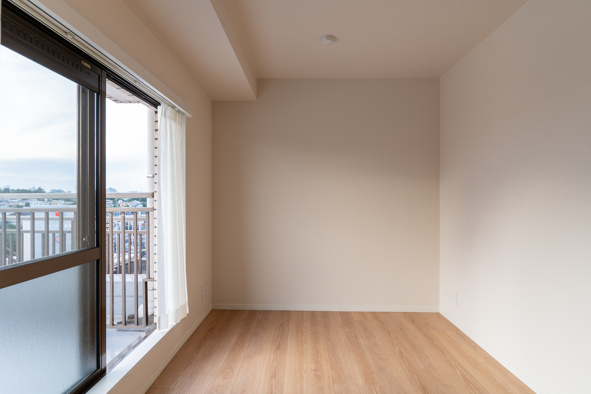 このお部屋からもバルコニーへ行けちゃう