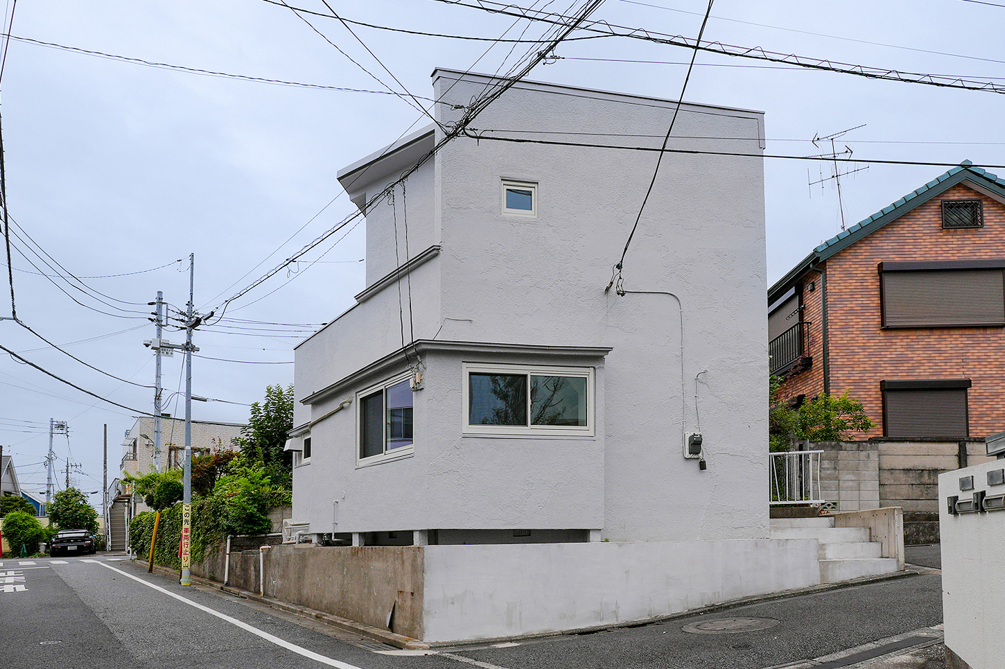 角地に佇む白い戸建て