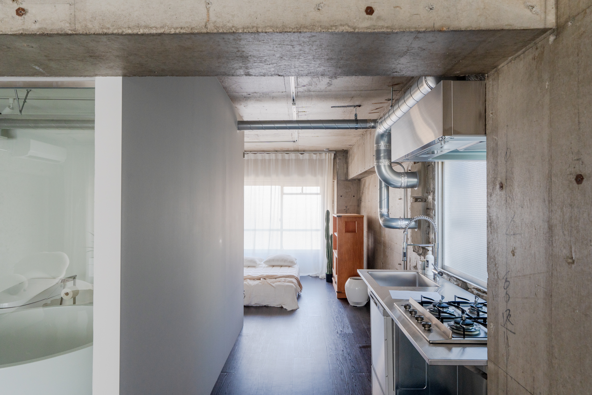 キッチンは部屋と部屋の間に