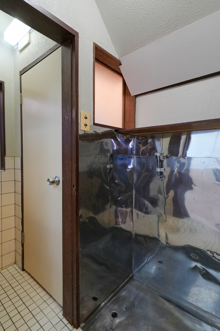 手前が洗濯機置き場