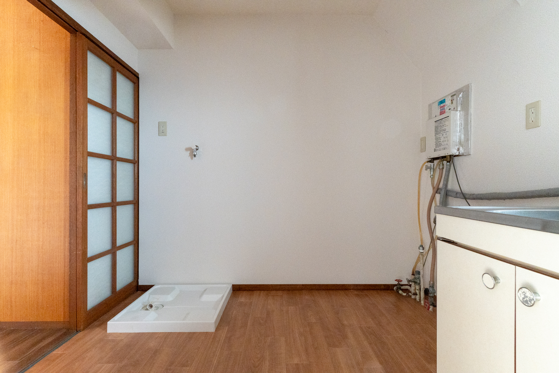 横に洗濯機置き場