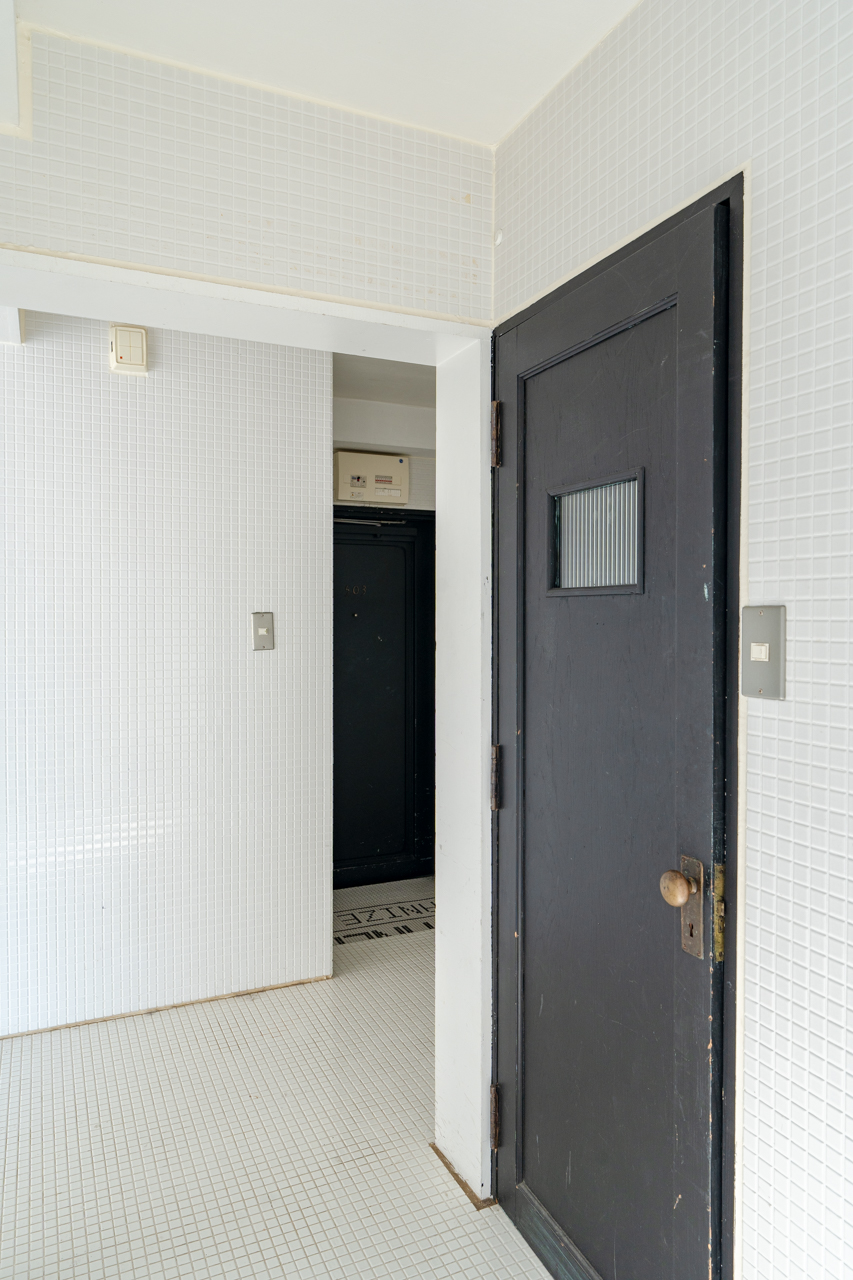 トイレの建具は黒