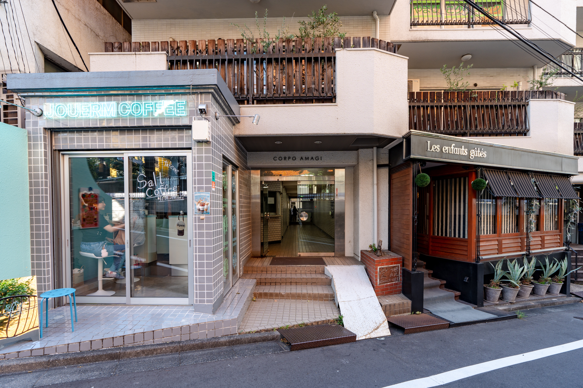 建物の手前にはショップが