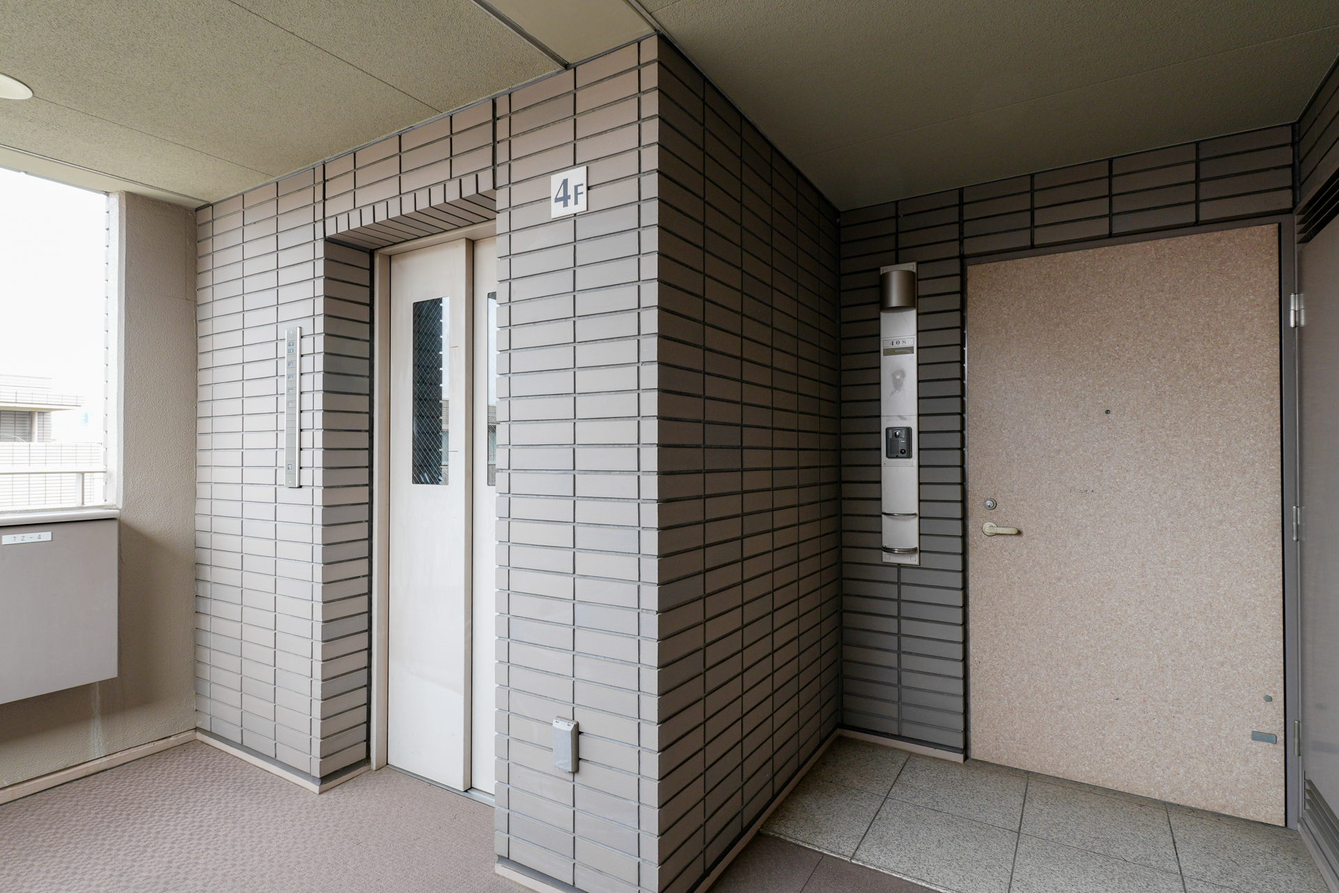 エレベーター降りてすぐのお部屋